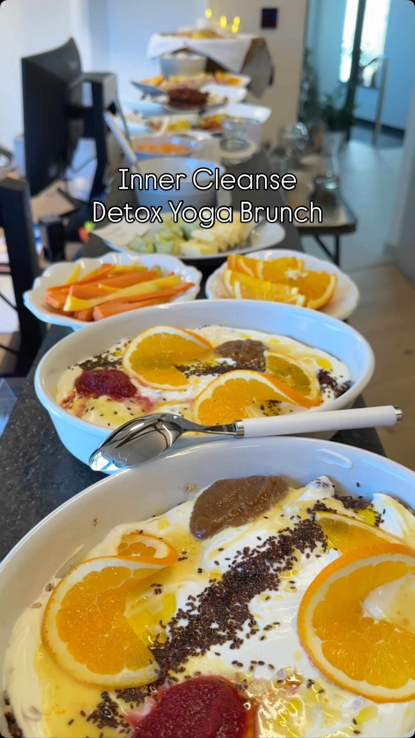 ✨ Inner Cleanse – Detox Yoga & Brunch ✨
Zwischen den Jahren.
Mitten in den Rauhnächten.
In einer Zeit, in der wir nicht mehr leisten müssen –
sondern loslassen dürfen.
Yoga, das reinigt 🧘🏻♀️
Bewegung, die dein inneres Feuer – dein Agni – aktiviert 🔥
Und ein Brunch, der nährt, ohne zu beschweren 🍋
Diese besondere Yoga-&-Brunch-Auszeit durfte im wunderschönen Mühlviertler Gesundheitshof stattfinden –
getragen von der Herzlichkeit von Verena Lanzerstorfer,
Hausherrin und Mitorganisatorin, die diesen Ort mit so viel Seele füllt.
Und dann dieser Brunch 🤍
Gesund. Kreativ. Liebevoll.
Keineswegs gewöhnlich – sondern einfach besonders.
Margot Haderer - @gasthaus.haderer - hat wieder einmal gezeigt, dass gutes Essen weit mehr ist als Nahrung.
Für manche ging die Reinigung noch eine Ebene tiefer – mit dem Detoxlasern als bewusstem Upgrade, um den Körper auch auf Zellebene beim Loslassen und Regenerieren zu unterstützen ✨
Manchmal sagen Bilder mehr als Worte.
Und manchmal fühlt man einfach:
Genau das habe ich gebraucht.
✨🔥🤍
#innercleanse
#yogaundbrunch
#detoxyoga
#mühlviertlergesundheitshof