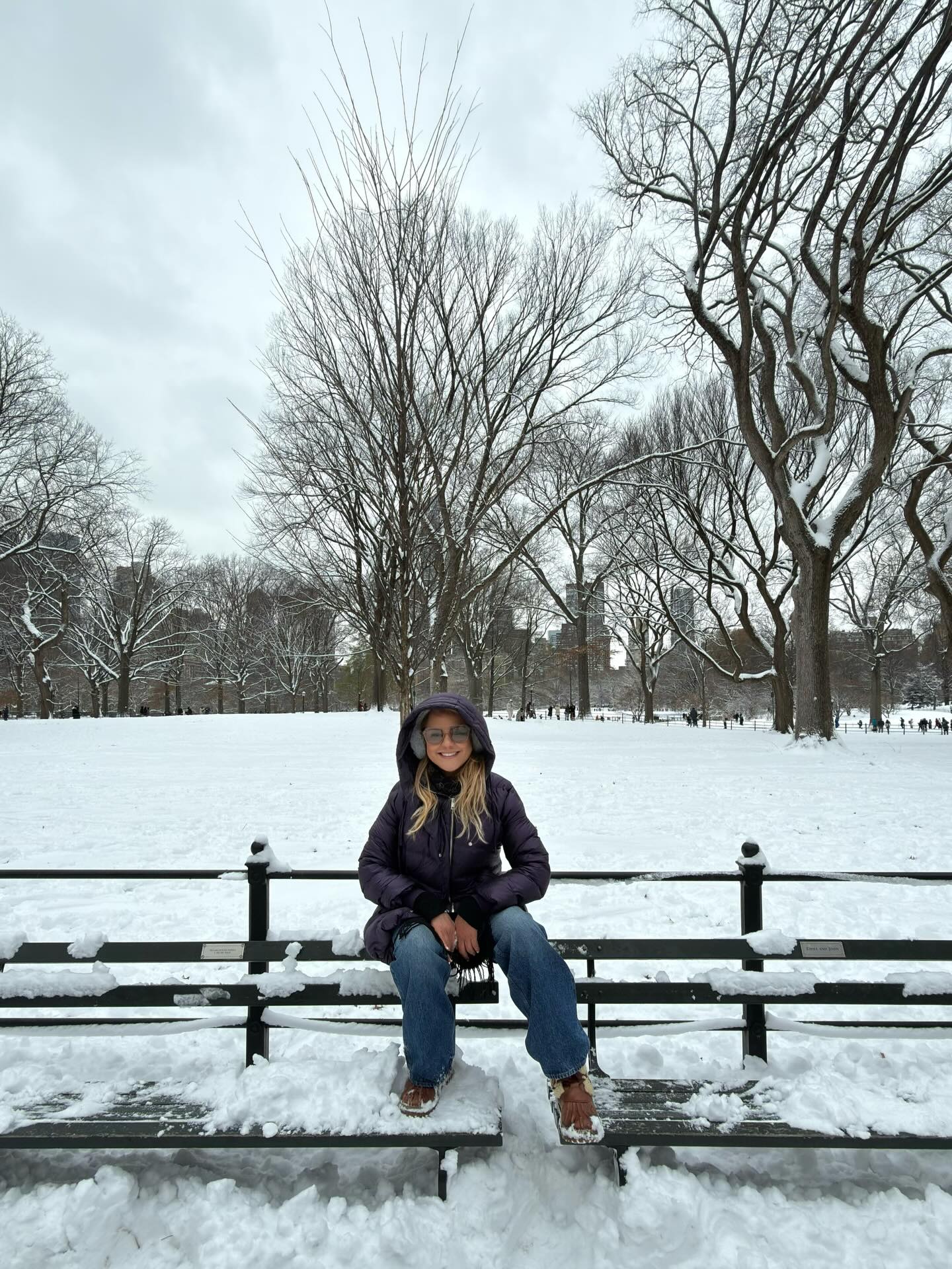 Soy feliz caminando por Central Park mientras cae la nieve ❄️✨ Este parque es mi patio, el lugar donde respiro, camino sin prisa y me reconecto con la ciudad. Verlo cubierto de blanco me recuerda lo afortunada que soy de llamar a este rincón de Nueva York mi hogar. #mybackyard #centralpark #gratitud