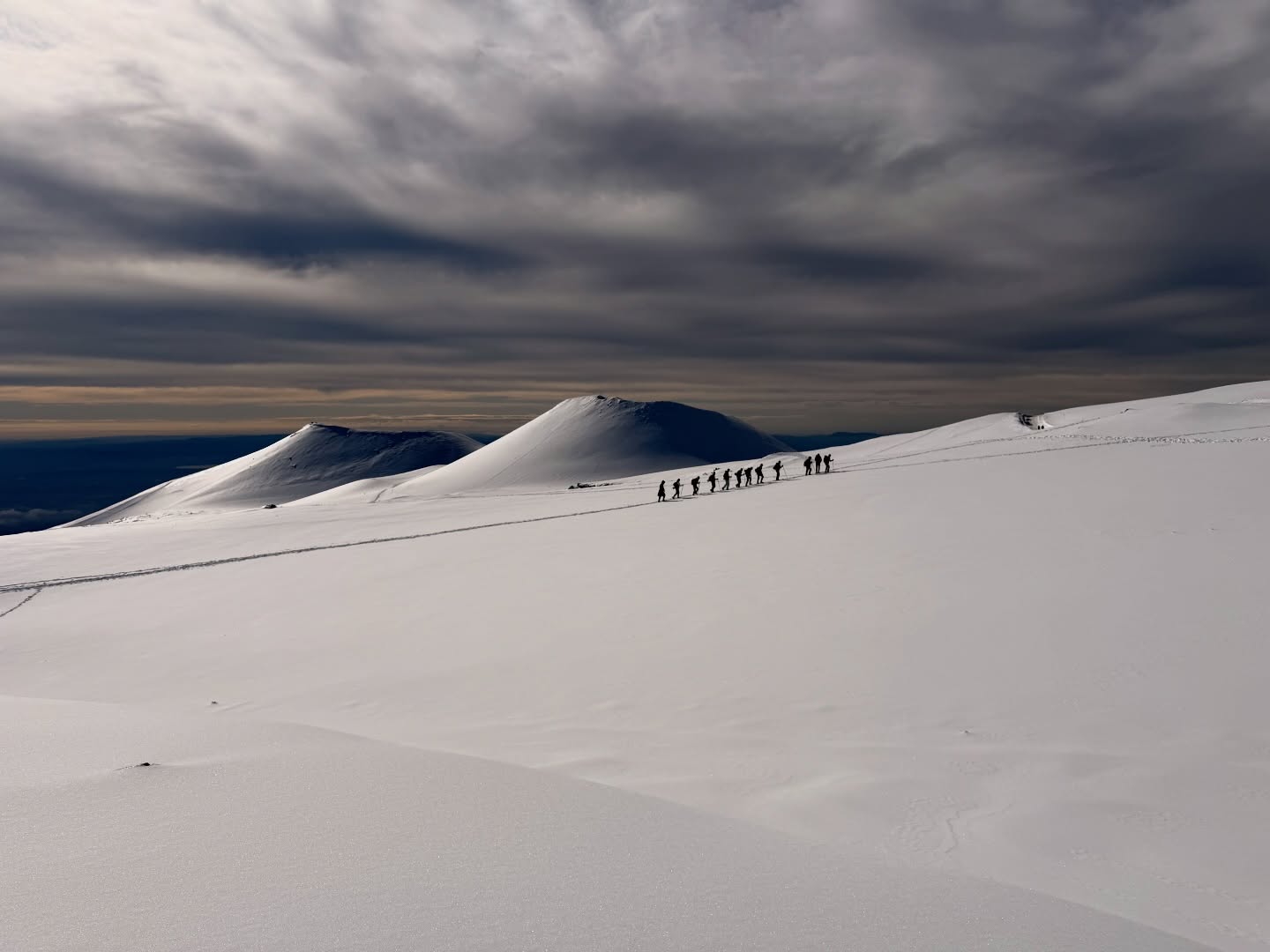 #Etna Winter Trek High • Il vulcano innevato, l’eruzione, sole, zero vento e bellissimo gruppo ❄️🌋
dove tutto passa, dove tutto continua, dimora del vero sé
#sicily #volcanoes #sicilia #guidevulcanologichesicilia
👉Prossimo trekking ad alta quota 01 gennaio 2026
🌍 https://www.etnative.com/etna-winter-trek
☎️ +393780861560
Ⓜ️ etnativo@yahoo.it