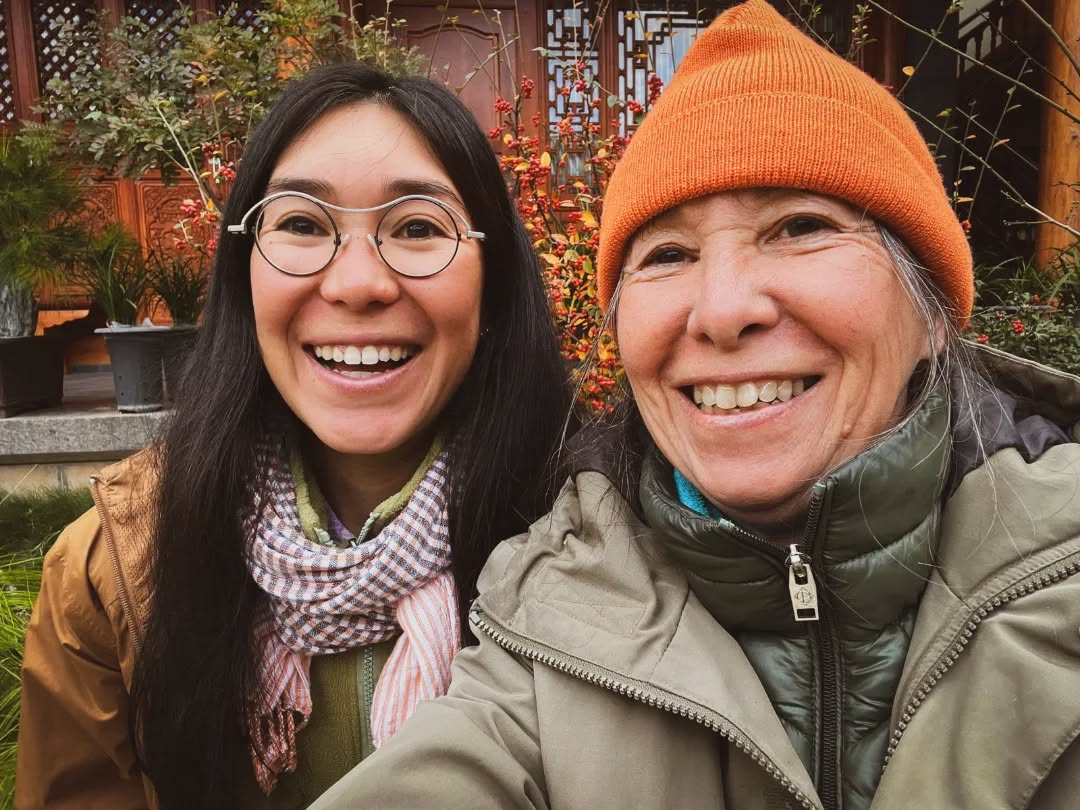 From one Christmas to the next
Sparkles in our eyes and joy in our hearts.
From one Christmas to the next, almost nothing changes. Just a few more thousand kilometers in my legs, and a few fewer degrees in the air.
Less salt in our hair now, our wild locks tucked under woolen hats. From the fine sandy beaches of Cambodia to the mountains of Yunnan, China…
My mum — more of a traveler than I am — will always make Christmas this moment of magical reunion. Merry Christmas! 🎄✨
_______
D'un Noël à l'autre
Des paillettes dans les yeux et de la joie dans nos cœurs.
D'un Noël à l'autre, presque rien ne change. Quelques milles kilomètres dans les mollets en plus et quelques degrés en moins dans l'air.
Moins de sel dans les cheveux, nos tignasses coincées dans des bonnets. Des plages de sable fin cambodgiennes aux montagnes du Yunnan en Chine...
Ma maman, plus voyageuse que moi, fera toujours de Noël cet instant magique de retrouvailles. Joyeux Noël ! 🎄✨