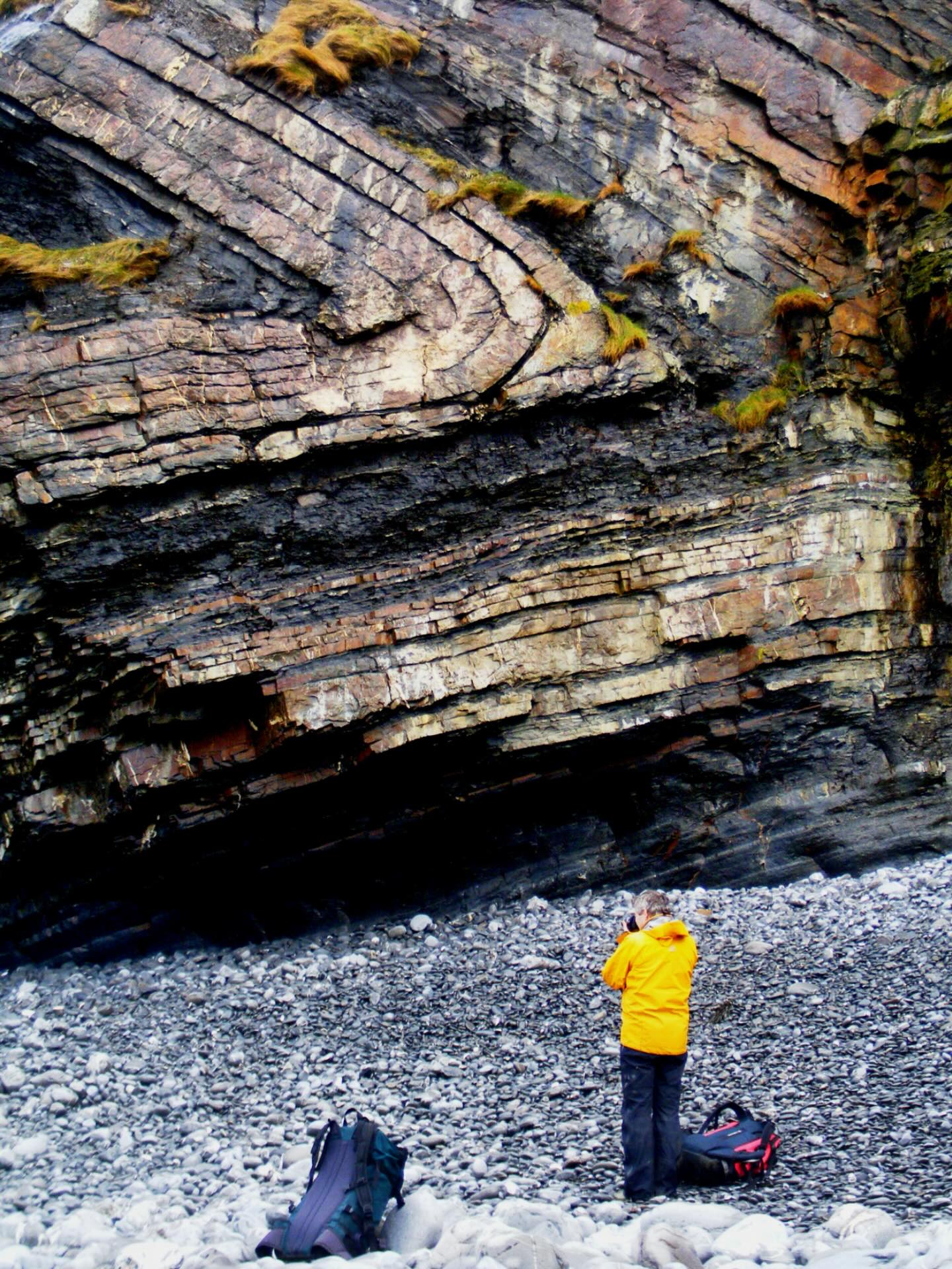Geology so good one just has to take a photo! 📸
I bet you know the location …
#folding #deformation #structuralgeology #tectonic #tectonics #tectonicplates #variscan #variscanorogeny #crackingtonformation #cornwall #cornwallcoast #cornishcoast #walkingcornwall #explorecornwall #lovecornwall #cornwallgeology #cornishgeology #geology #geologyrocks #geolife #geologist #geologistsofinstagram #learninggeology #geoadventure #exploregeology #geologicalwonders #ordnancesurvey #getoutside #bbccornwall #geologylife