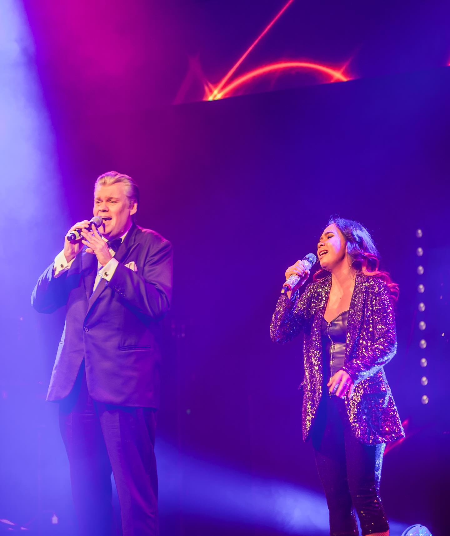 🫶 Unser Lieblings-Duett der Show!
💜 Herzzerreisend: @ramon_aus_holland und @pavidemayo
#dinnershowleipzig #PaviinAction #Nightfever