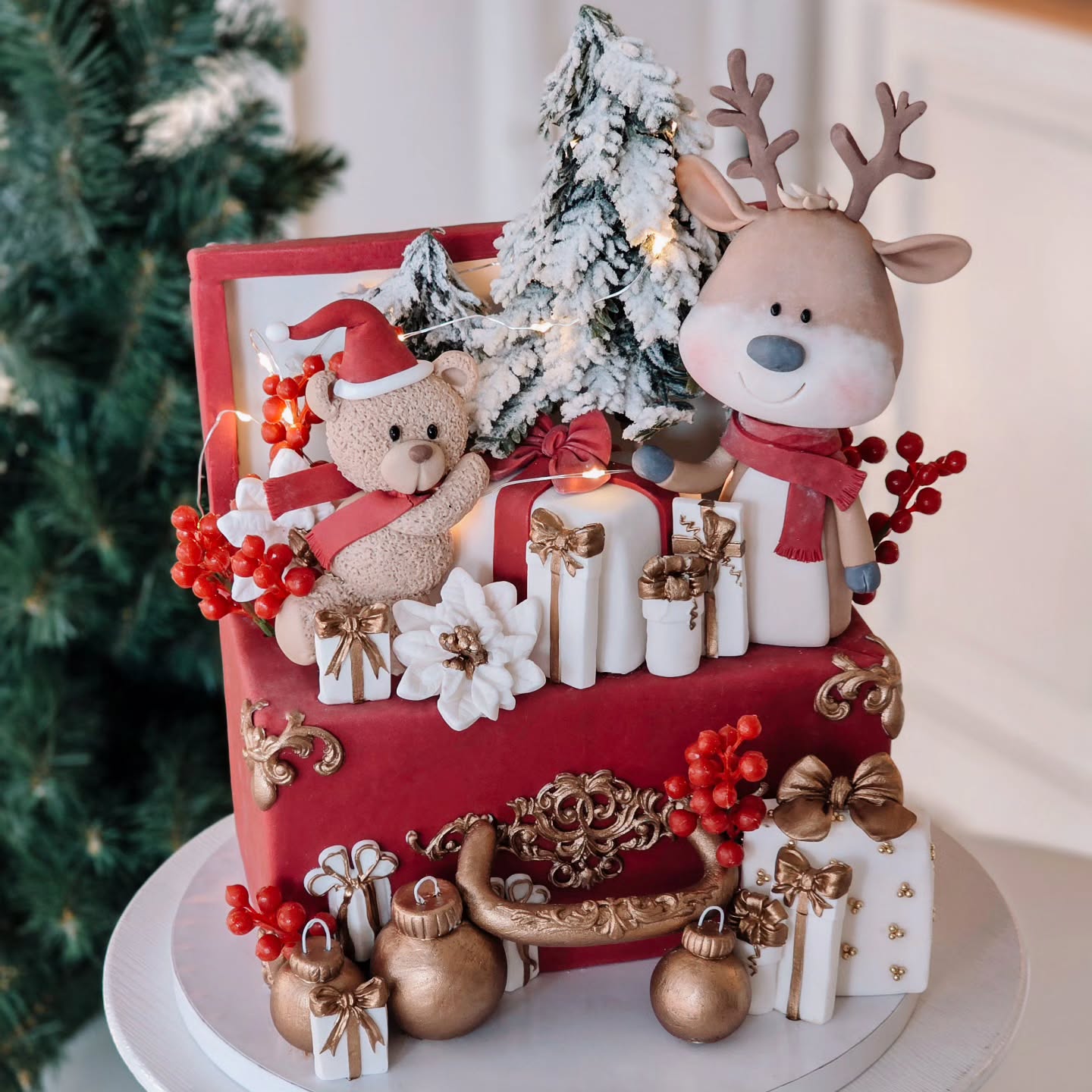 On est le 27 décembre... 🌲✨️
Plus personne ne sait quel jour on est, on finit les reste de repas et de gâteaux & bûches et le pyjama est la tenue officielle du jour 🛏
J’espère que votre Noël a été magique ! 🤩🎁
Et pour ne pas sortir de la tradition.. Voici le gateau de Noël by Fleur de Sucre, la malle magique de Noël 🌟