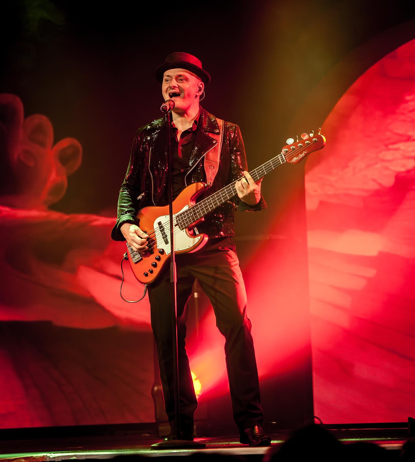 Bass-Groove & Gesang – und die Bühne leuchtet…✨
💜An den tiefen Saiten: @derfeineherrrakete
.#Dinnershowleipzig #Nightfever #Livemusik