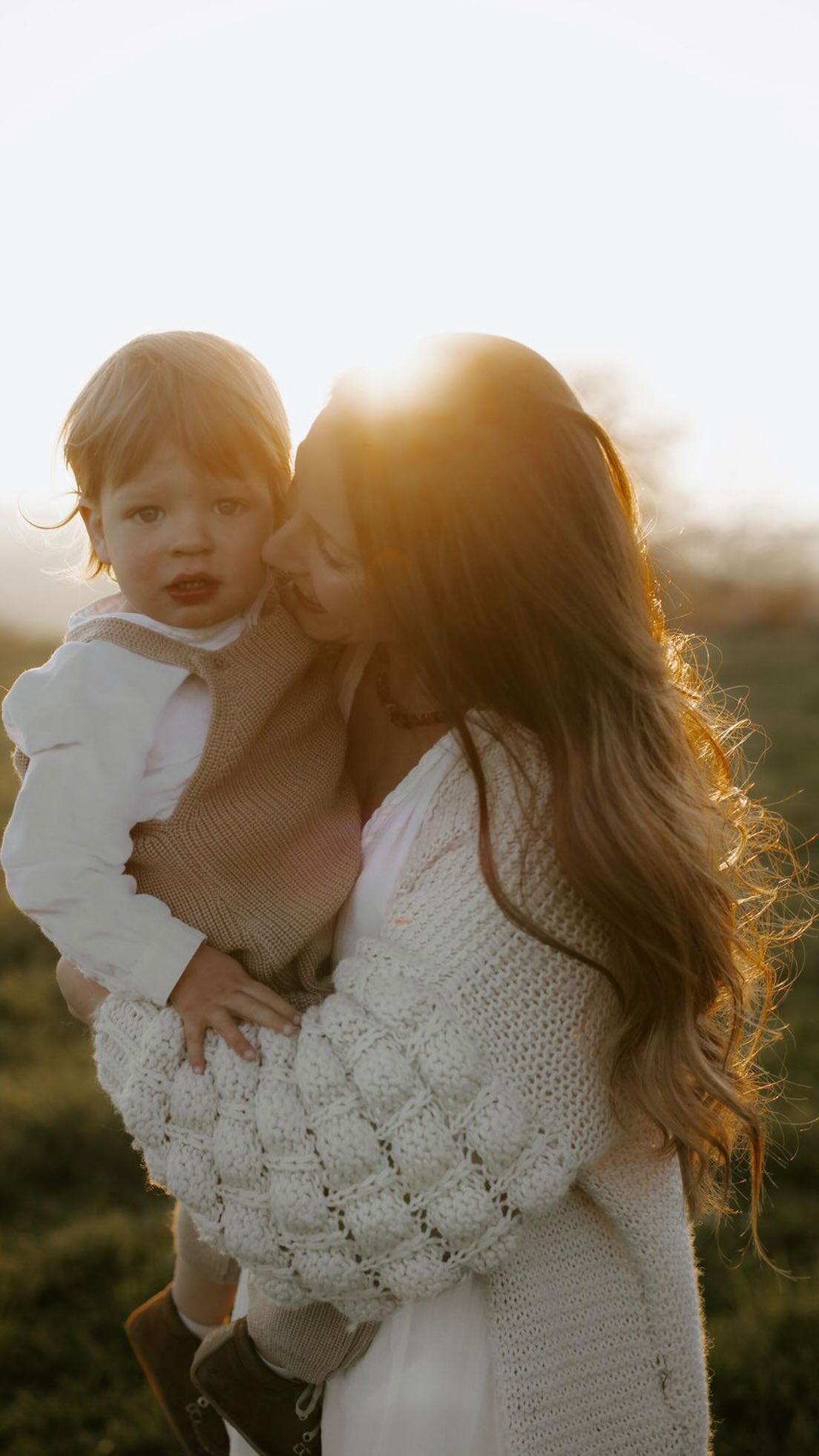 Dass jede Schwangerschaft dich nicht nur körperlich verändert,
sondern deine Identität berührt, verschiebt, aufbricht.
Dass du dich verlieren kannst –
zwischen Rollen, Bedürfnissen, Erwartungen.
Keiner sagt dir,
dass es Phasen gibt,
in denen du dich selbst kaum wiedererkennst.
Und dass genau darin auch etwas Neues entsteht.
Jede Geburt bringt nicht nur ein Kind,
sondern eine neue Version von dir.
Eine Mutter,
die ihren Platz erst finden muss.
So wie alle anderen in dieser Familie.
Und niemand spricht darüber,
wie schwer es sein kann,
sich als Mama noch einmal neu zu finden.
Sich selbst wieder zu spüren.
Sich zu erlauben, zu werden.
Folge
@soulmom.era
SEO| Mentalload, Softpower, Frauen kommen zurück zu sich, Selbstheilung, Mama, Motherhood, Mutterschaft