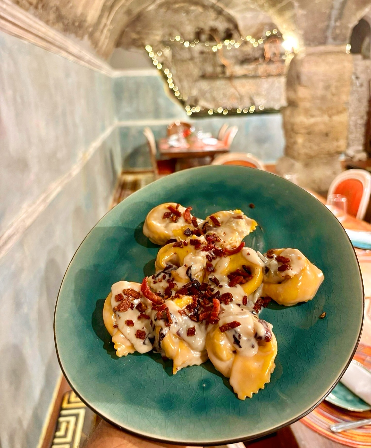 Un assaggio per voi del nuovo menù, tortelloni ripieni di radicchio e speck con crema al gorgonzola e speck croccante🤩‼️