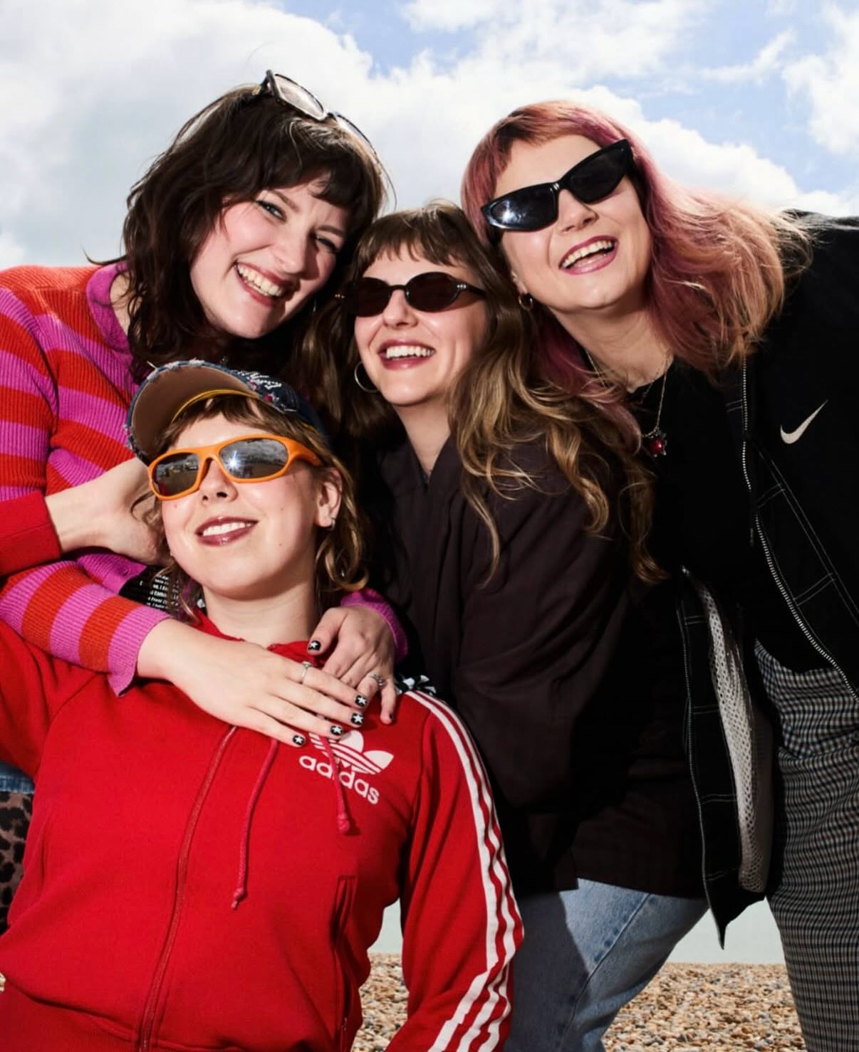 Just having a lovely look back at all the wonderful bands we’ve had the chance to get to know this year (some of which we’ve yet to announce). Wishing everyone the best celebrations tomorrow wherever you are. Thanks for staying tuned and supporting Kinda Weird during our weirdest and wildest year yet, we’ve pinned 2026 to be bigger and better than ever.
Thank you and goodnight ‘25 xxx
📸: @alfie_bungay