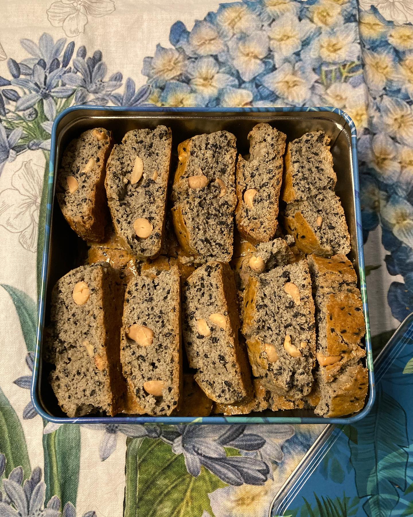 Cantuccini au sésame noir et cacahuètes!
Après avoir testé la version des Cantuccini aux amandes, écorces d’orange et fleur d’oranger; me voici partie pour en faire une version plus asiatique avec du sésame noir et des cacahuètes.
J’aurais préféré copié les Chinois qui font une très bonne nougatine au sésame noir et cacahuètes, mais le caramel n’a jamais réussi à marcher avec moi.
Je ne regrette pas d’avoir transformé cette idée en petits gâteaux!…
Pour environ 40 Cantuccini: 350g de farine, 1/2 sachet de levure chimique, 2 œufs, 140g de sucre, 70g d’huile d’olive, 35g de beurre, 1 c.à soupe de pâte de sésame noir, 70g de cacahuètes salées, 70g de sésame noir.
Mettre le four à chauffer à 180 degrés.
Dans un grand bol, battre les œufs avec le sucre. Ajouter le beurre fondu, l’huile d’olive, la pâte de sésame noire. Continuer à bien mélanger pour rendre l’ensemble le plus homogène possible. Ajouter les graines de sésame noir, les cacahuètes légèrement concassées, puis ajouter petit à petit la farine mélangée à la levure. Mélanger avec les mains jusqu’à obtenir une pâte bien homogène (ajouter de la farine jusqu’à arriver à faire une boule).
Couper en 3 morceaux. Étirer la pâte en 3 boudins de 6cm environ de diamètre.
Les poser sur un papier cuisson.
Mettre au four pour 30 minutes.
Sortir du four et couper des tranches de 2cm.
Éteindre le four et remettre la plaque avec les gâteaux, pour continuer à les faire sécher.
Les placer dans une boîte en métal quand ils sont froids.
A servir avec un thé, café ou à tremper dans le fameux « vinsanto », ce vin doux de Toscane!
#cantucci #cantuccini #biscottini #sésame #sesamenoir #blacksesame #cucinaitaliana🇮🇹 #dietetiquechinoise #madreperlamtc