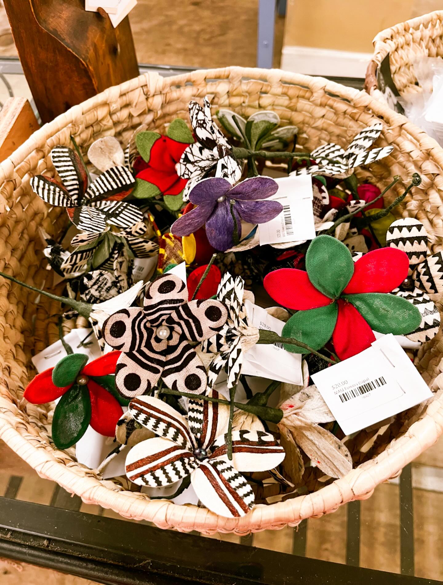 Beautiful collections of teki teki 🌸 — the little island touch that makes every outfit feel complete.
.
.
.
#fiji #fijiislands #projectscollective #supportlocalbusiness #tourismfiji