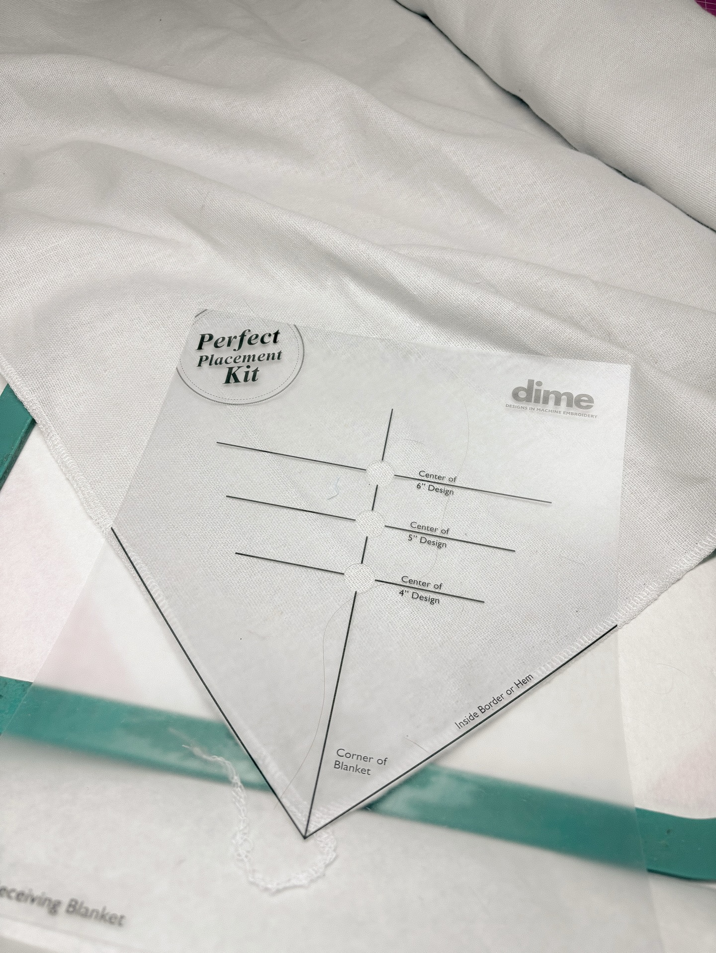 🧵 Ce que la photo ne dit pas…
c’est à quel point le placement d’une broderie change tout.
Cette règle de placement de la marque DIME me permet de positionner précisément mes motifs avant de broder.
Selon le modèle, elle aide à :
– centrer une broderie sur une serviette
– placer un motif dans un angle de nappe
– aligner correctement un motif sur un tee-shirt ou du linge de table
Concrètement, on pose la règle sur le tissu,
on marque un point de repère au stylo effaçable grâce aux trous.
Et si, comme moi, votre machine est équipée d’un laser,
il suffit de l’aligner sur ce repère pour positionner précisément le centre du motif.
En broderie machine, le motif peut être très beau…
mais s’il est mal placé, le rendu final ne fonctionne pas.
👉 Cette règle vient de chez Créatrices Broderie Machine, une boutique spécialisée en broderie machine que j’apprécie beaucoup pour la qualité de ses outils.
Pour moi, c’est devenu un indispensable de l’atelier :
plus de précision, moins de stress, et un résultat propre et équilibré 🧵
#broderiemachine
#ateliercreatif
#viealateliers
#outildebroderie
#accessoiresdecouture
#creationstextiles
#lingedetable
#precision
#faitmain
#dimeembroidery