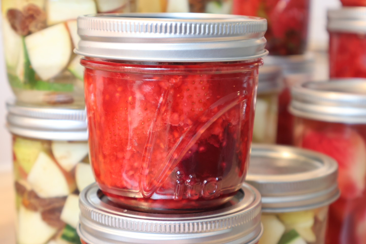 Maak weer een frisse en gezonde start op de eerste dag van 2026 en prepareer aardbei-courgette smoothies. Dat is in ieder geval wat wij gaan doen. Hebben jullie nog goede voornemens?
#vita #mealprep #masonjars #foodpreserving #conserveren #voorraad #bewaren #voorraadkast #voedsel #voedselbewaren #opzetstukken #keuken #keukenaccessoires #kitchengoals #pressurecanning #canning #pantry #organise #kitchen #attachements #lifestyle #inspiration #pantrygoals #pantries