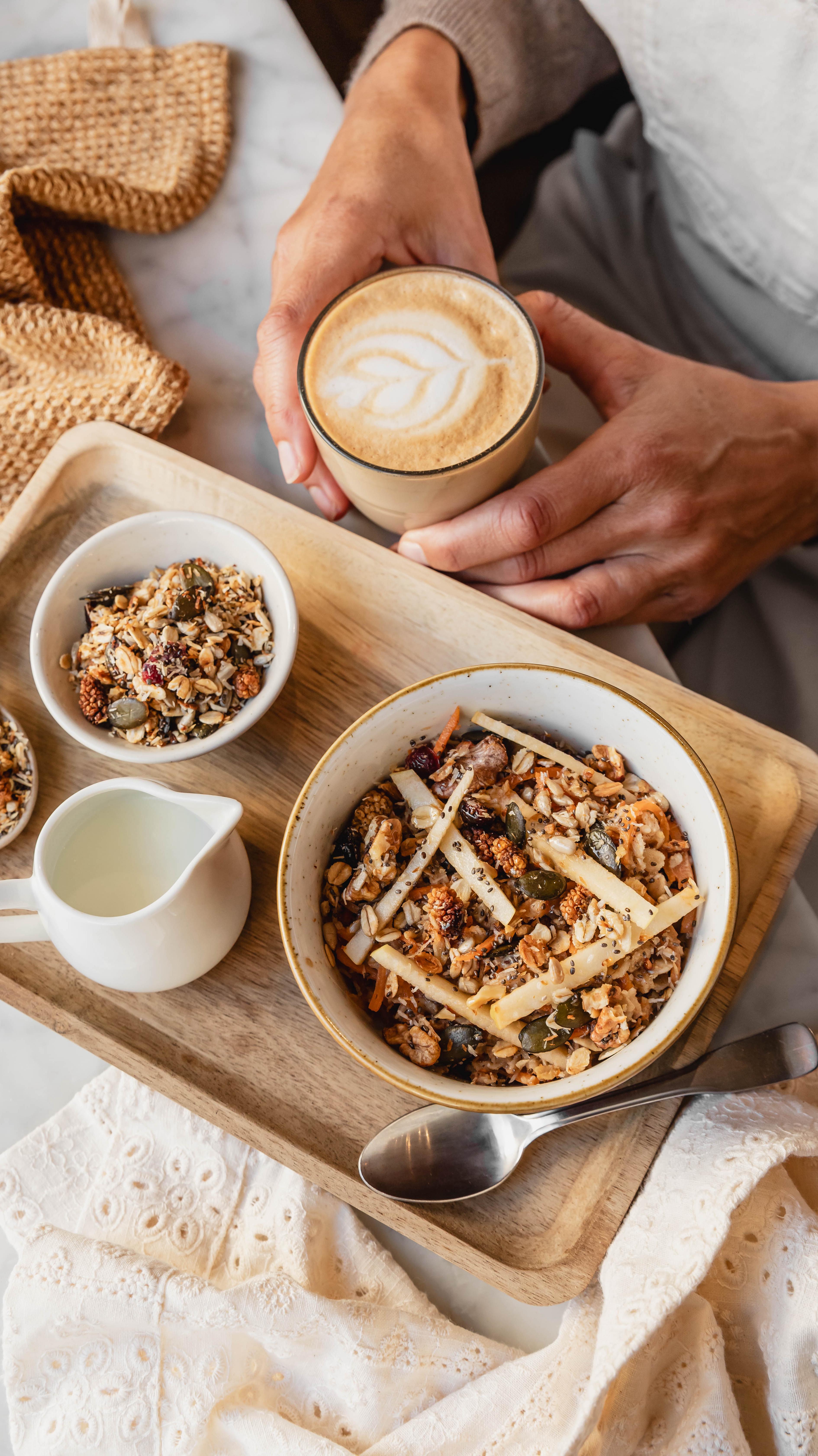 GRANOLA BOWL ☀️
Le bol parfait pour bien commencer la journée !
Un yaourt de coco tout doux, notre granola maison croustillant, et des fruits qui évoluent au fil des saisons.
Riche en fibres, en bons gras et naturellement digeste, il apporte une énergie stable dès le matin.
A retrouver dans les restaurants Judy ou à emporter, côté market !
📸 @alicepages