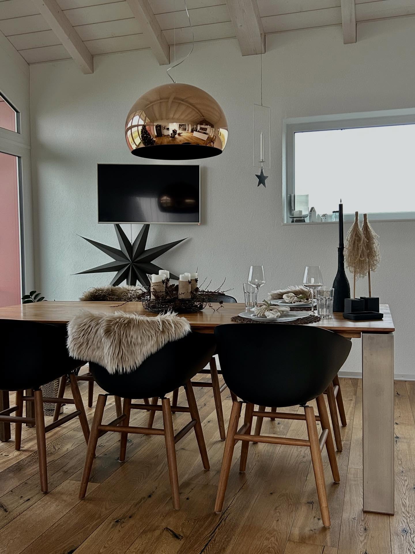 Einen wunderschönen, gemütlichen Stephanstag euch allen ✨
Für viele ist Weihnachten vielleicht schon vorbei – für mich nicht. Ich feiere jeden einzelnen Tag, und heute ganz besonders 🎄
Denn heute wird gekocht, gelacht und genossen. Und der Abend gehört nur uns 🐈⬛👩❤️👨🐈⬛ in unserem wunderschönen roten Traumhaus, das sich gerade noch ein bisschen magischer anfühlt als sonst 🏡♥️
Lasst es euch gutgehen und geniesst die Ruhe nach den Festtagen ✨
Music by Vladimir Takinov 🎶
#weihnachtszauber #weihnachten2025 #feiertagsstimmung #festtageheniessen #homeiswheretheheartis