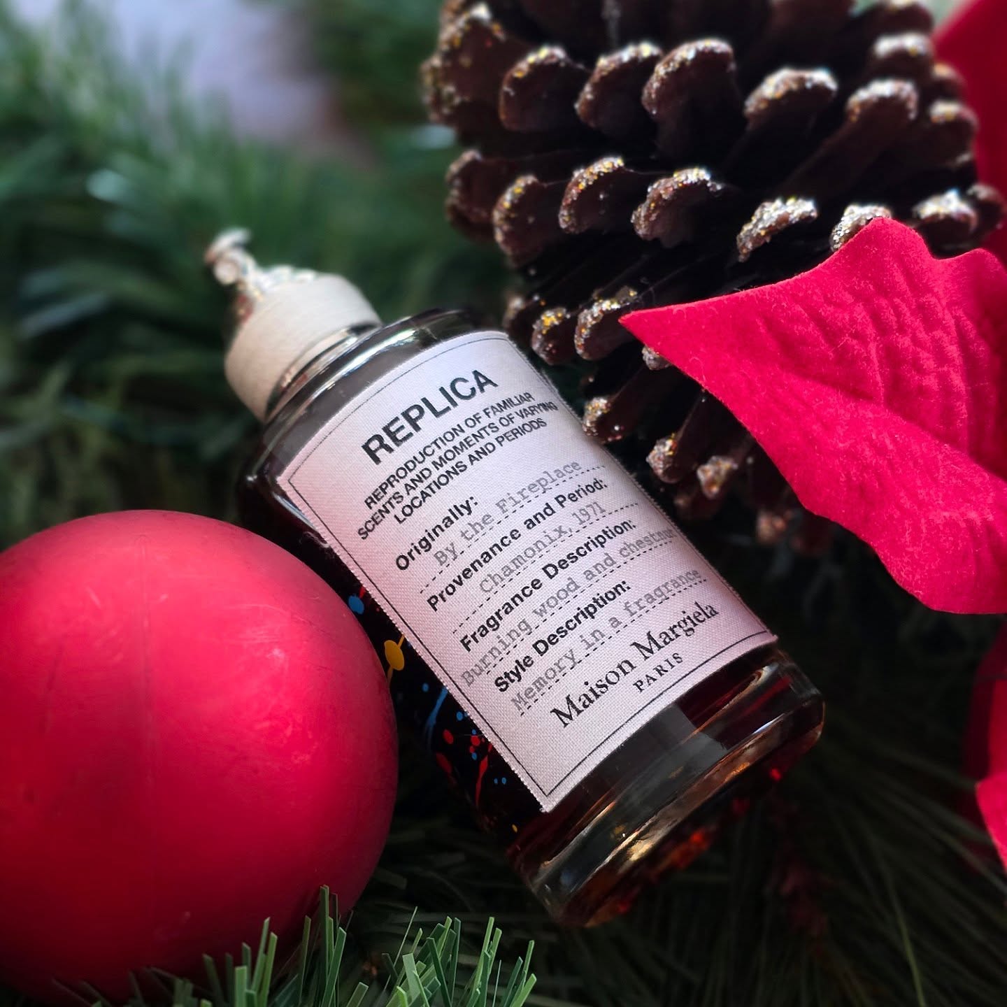 What did you wear on Christmas Day? I smelled like roasted marshmallows... By the Fireplace.
.
.
.
.
.
.
Top notes are Cloves, Pink Pepper and Orange Blossom; middle notes are Chestnut, Guaiac Wood and Juniper; base notes are Vanilla, Peru Balsam and Cashmeran.
.
.
.
.
.
.
#perfume #nicheperfume #scentoftheday