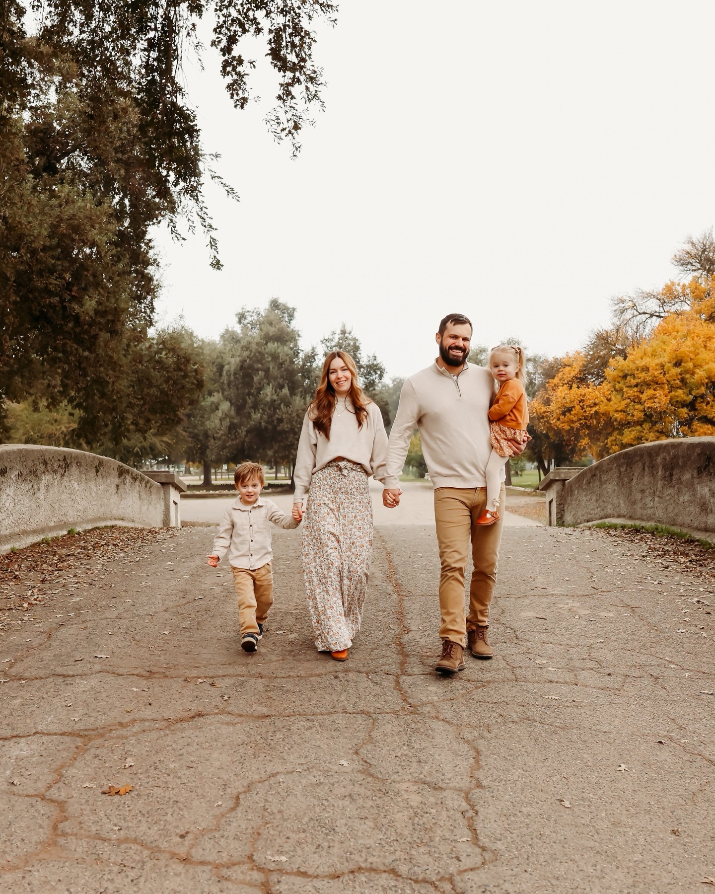 Golden leaves, cozy layers, and a whole lot of love 🥰🍂
Fall family sessions always have a way of slowing things down and letting moments unfold naturally, and this one was extra special! 📸
#sarahauroraphotography