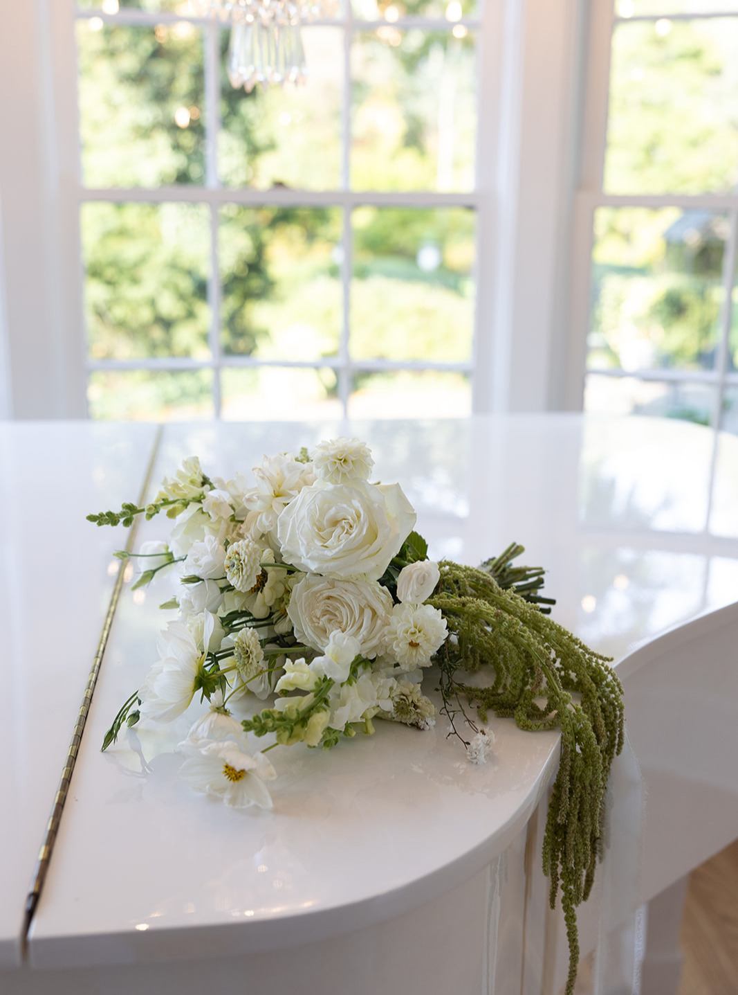 Just need to revisit this bouquet, as we are going to be seeing this color palette-ingredients combo make a big comeback next season😍 CANNOT WAIT.
Shout out to @tarynruizphotography who nailed these first two shots!
#fingerlakesflorist #rochesternyflorist #fingerlakesflowers #greenandwhitebouquet