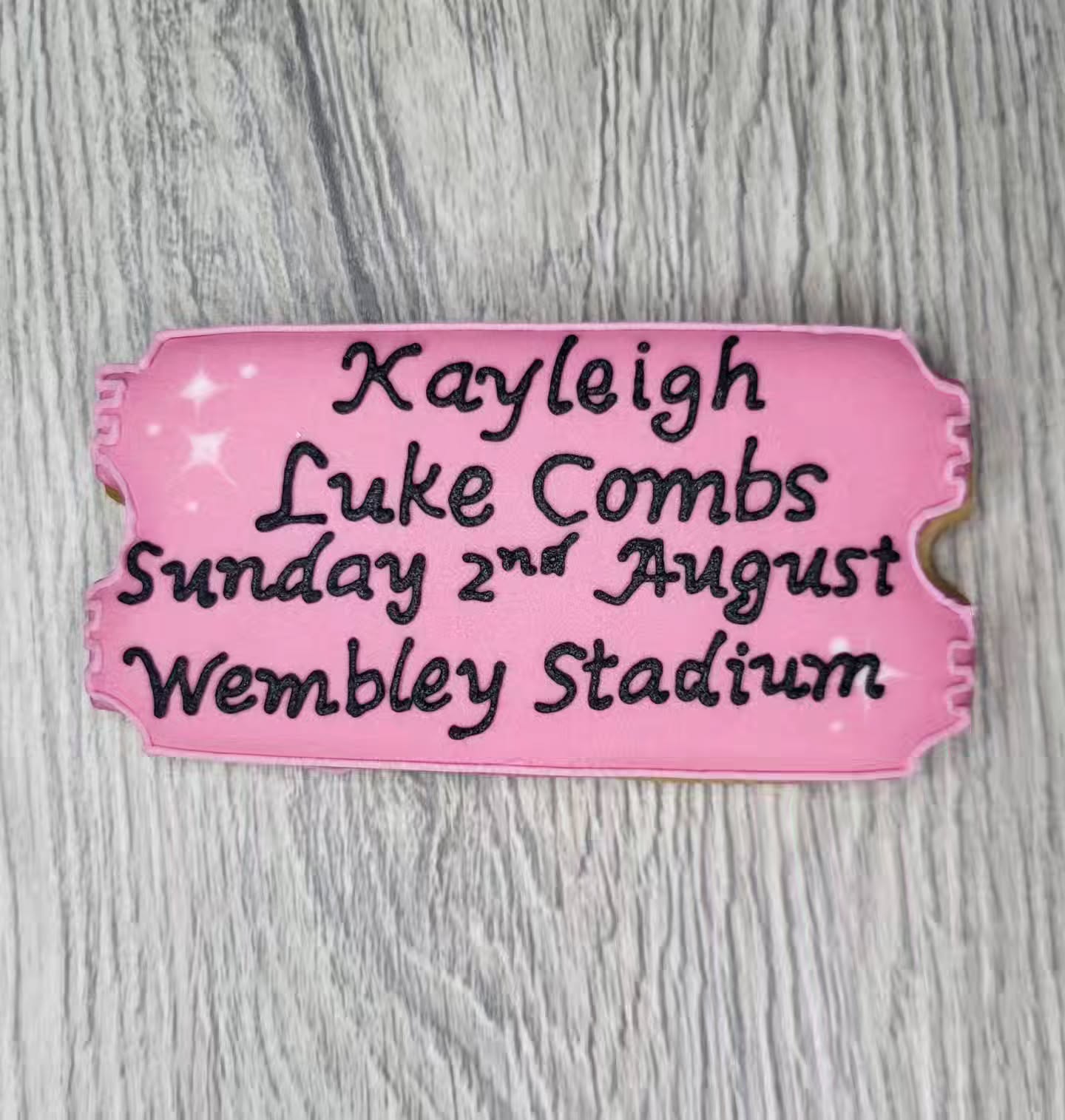My husband asked me to make an extra biscuit. I thought it was for him to eat… 🍪
UPDATE: he didn’t eat it. 🚫
Some buy flowers. 💐
Mine saved a biscuit so I could decorate my own Luke Combs concert ticket. 🎟️
Turns out I was jealous. 😌
Crisis averted. 🚨
See you at Wembley 🏟️🎶🤠
#instabakers
#foodcreator
#smallbusinessuk
#homebaker
#lukecombs