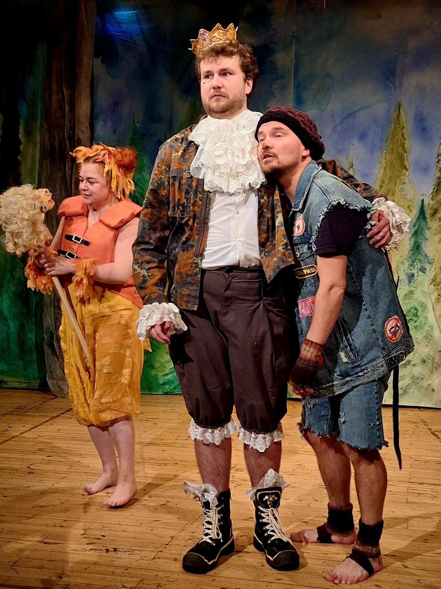 "Mäkin tykkään ihan hirljveesti grljillimakkarljasta. Jos saan rljahaa mun kirljppusirljkuksesta, ostan sullekin makkarljaa torljilta."
Ootko mun kaverlji? viimeiset esitykset Joensuun Pakkahuoneella, Rantakatu 2b:
Ke 6.1.klo 15
Pe 9.1.klo 18
La 10.1.klo 15
Ke 14.1.klo 18
Tervetuloa mukaan seikkailuun! Ankan, Mustin, Prinssin ja muiden hahmojen parissa viihtyvät niin lapset kuin aikuisetkin 😊. Näytöksen kesto noin 75 min.
Liput ja lisätiedot www.vaarapyora.com
#teatteri #musiikkiteatteri #lastenkulttuuri #joensuu