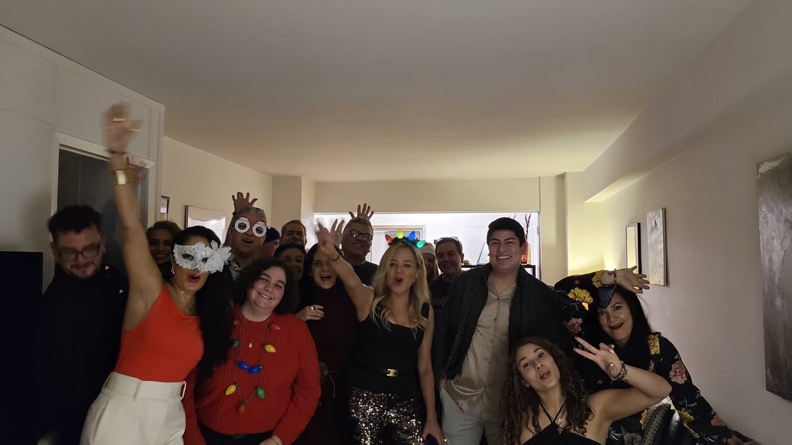 Termino el año agradecida, abrazada por el amor inmenso de mi familia y amigos. ✨
No me caben más fotos en el carrusel, pero todos en mi corazón y son muchos más 🩷🩷 #amigos #afortunada #gratitud2025