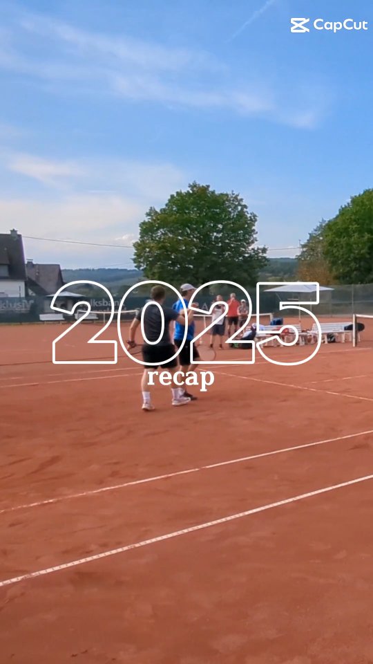 🎾 Recap zu der Saison 2025 | TV Littfeld Tennis
🙂 Neue Gesichter, lustige Momente, Mannschaftserfolge und persönliche Geschichten - das Jahr hat uns viel gebracht. Und wir sind froh, diese Geschichten in der Gemeinschaft zu schreiben.
Vielen Dank für die ehrenamtliche Arbeit, jede Minute an unserem Platz, die Arbeitseinsätze und die weiteren Aktionen im ganzen Jahr, ohne Zusammenhalt, Freiwillige Hilfe und Unterstützung gäbe es das Ganze nicht ✨
Nächstes Jahr greifen wir neu an, nutzt die Winterzeit um Batterien aufzuladen oder in der Halle im Rhythmus zu bleiben 👍 Unseren beiden Wintermannschaften wünschen dir natürlich weiterhin viel Glück und Erfolg 👍
Zu Letzt Dank an @steinis.fotografiewelt für die vielen Bilder und Impressionen 📸 Das hebt und nochmal auf eine andere Stufe 📸
Guten Rutsch an alle Vereinsmitglieder, Tennisinteressierte und den Rest 🎉
🔜 2️⃣0️⃣2️⃣6️⃣
#tvlittfeldtennis #littfeld #tvhoffnunglittfeld #weiltennisverbindet #tennislove