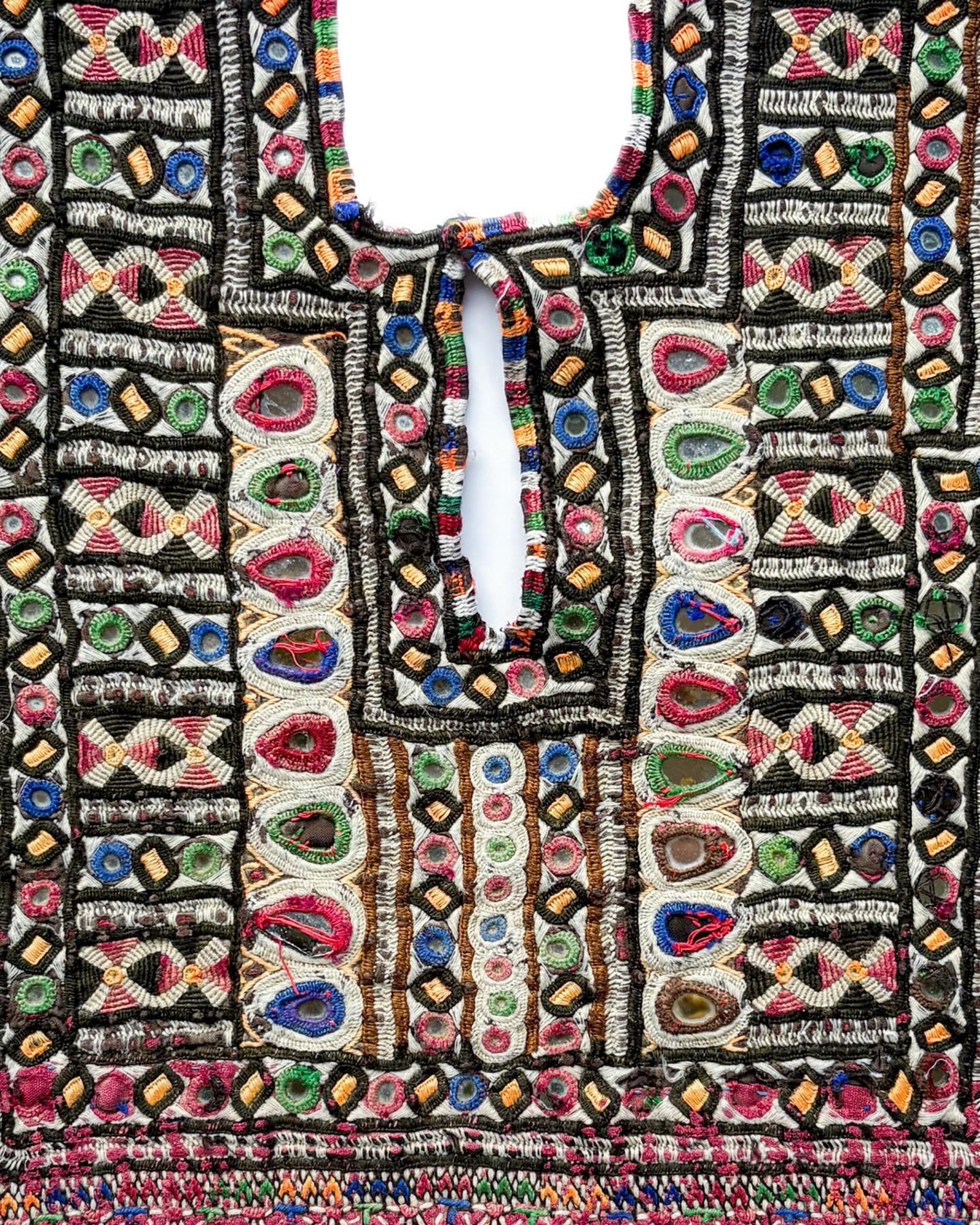 Can you believe all of these fabrics are hand-embroidered? 🪡🧵✨
Needle and thread, made with patience and deep dedication by Indian women.
In store, you can explore a wide range of vintage patches, fabrics and clothing crafted from hand-embroidered fabrics 💛