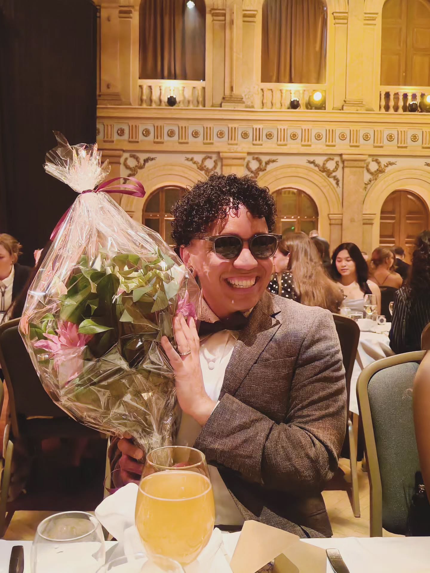 Twelve photos, my best smiles, not to show perfect teeth, but to say thank you. Thank you to everyone who made this one of the most beautiful years of my life since 2017. I began the year full of uncertainty and fear of changing once again, but I ended it feeling deeply loved. ❤️🩹
I never felt this loved as I did in 2025! For the first time, I truly felt that my work as a teacher and an artist mattered. I’m forever grateful for the community I belong to, as an educator and as a drag artist 🥰 🥺
Hard work pays off, take breaks, rest, set boundaries, bond and reinforce bonds with good people, choose to see the good instead of rumminating bad things, reduce your screen time, reality is better than what you see on the internet, stay hydrated 💖