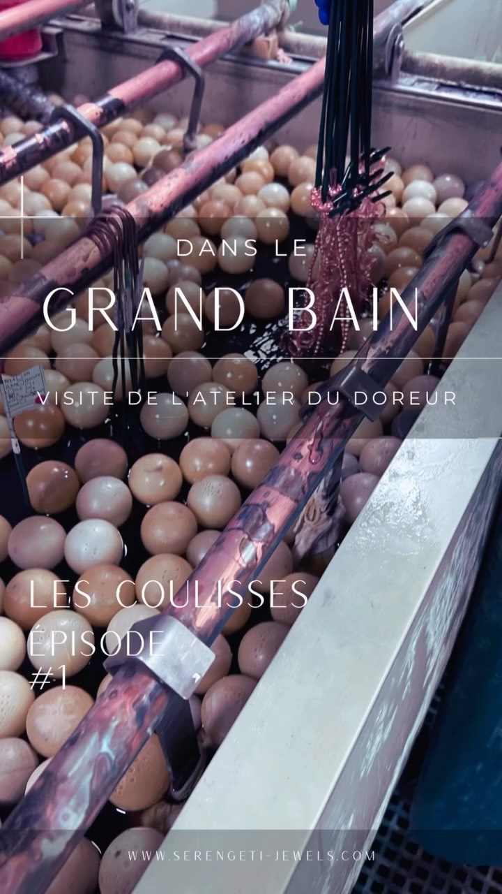 🐾 L’esthétique du brut
.
Il y a les coulisses « Instagrammables », aseptisées, mises en scène.
Et puis il y a les vraies coulisses, moins glamour plus authentiques.
J’aime ce contraste entre le bijou fini dans son écrin ou les images de mannequin qui portent mes bijoux et l’atelier du doreur brut, industriel.
De la même manière que je visite les mines pour voir d’où vient la pierre et qui l’a extraite, j’ai besoin de comprendre les techniques les choix les limites.
De rencontrer les artisans qui dans l’ombre rendent possible mes bijoux.
.
Pour moi, se contenter d’acheter un bijou sans connaître son histoire, c’est comme posséder un livre rare sans jamais l’ouvrir.
On en possède l’objet, mais on passe à côté#asmr #serengetijewels #artisanat #faitmain du principal.
.
Je vous emmène avec moi dans ce voyage en 5 épisodes. Loin des paillettes, au plus près du savoir-faire.
.
Est-ce que cette réalité change votre regard sur l’objet fini ? Dites-le-moi en commentaire. 👇
Rendez-vous dans quelques jours pour l’Épisode 2