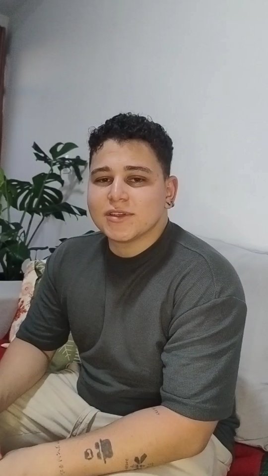 "Ano novo, vida nova!" Será?
Até que ponto as promessas de ano novo são de fato motivadas por desejos de mudança? Será que suas promessas não são mais uma maneira de você repetir as mesmas culpas do ano anterior? Ou pior, será que não é mais uma desculpa pra permanecer no mesmo lugar?
O inconsciente não tem calendário. É impossível mudar sem conhecer seu próprio desejo. Por isso te convido a desejar de fato, agir, buscar, conhecer-se e decidir se você quer mesmo permanecer no mesmo lugar.
#psicanálise #viniferpsi #saúdemental #anonovo #autoconhecimento