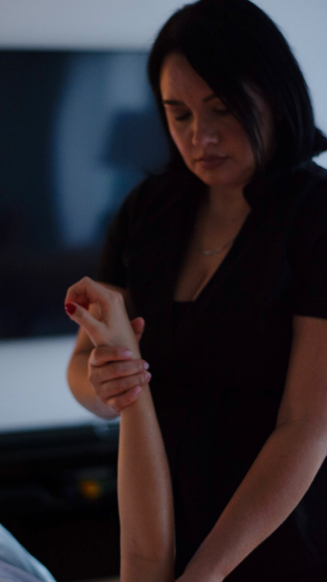 “What’s your dream job?”
Mine is helping people feel better.
I’ve always been passionate about wellness and healthcare.
I worked as a nurse and dental assistant, once dreaming of a medical career.
Today, I help people feel better, not just relaxed for an hour, but lighter in their body, calmer in their mind, more connected to themselves when I leave.
I love being trusted with someone’s time, their space, their nervous system.
This isn’t just a job for me.
It’s a privilege.
Always with care,
Touch of Cielo 🩵
#fyp #massagetherapistmobile #dreamjob