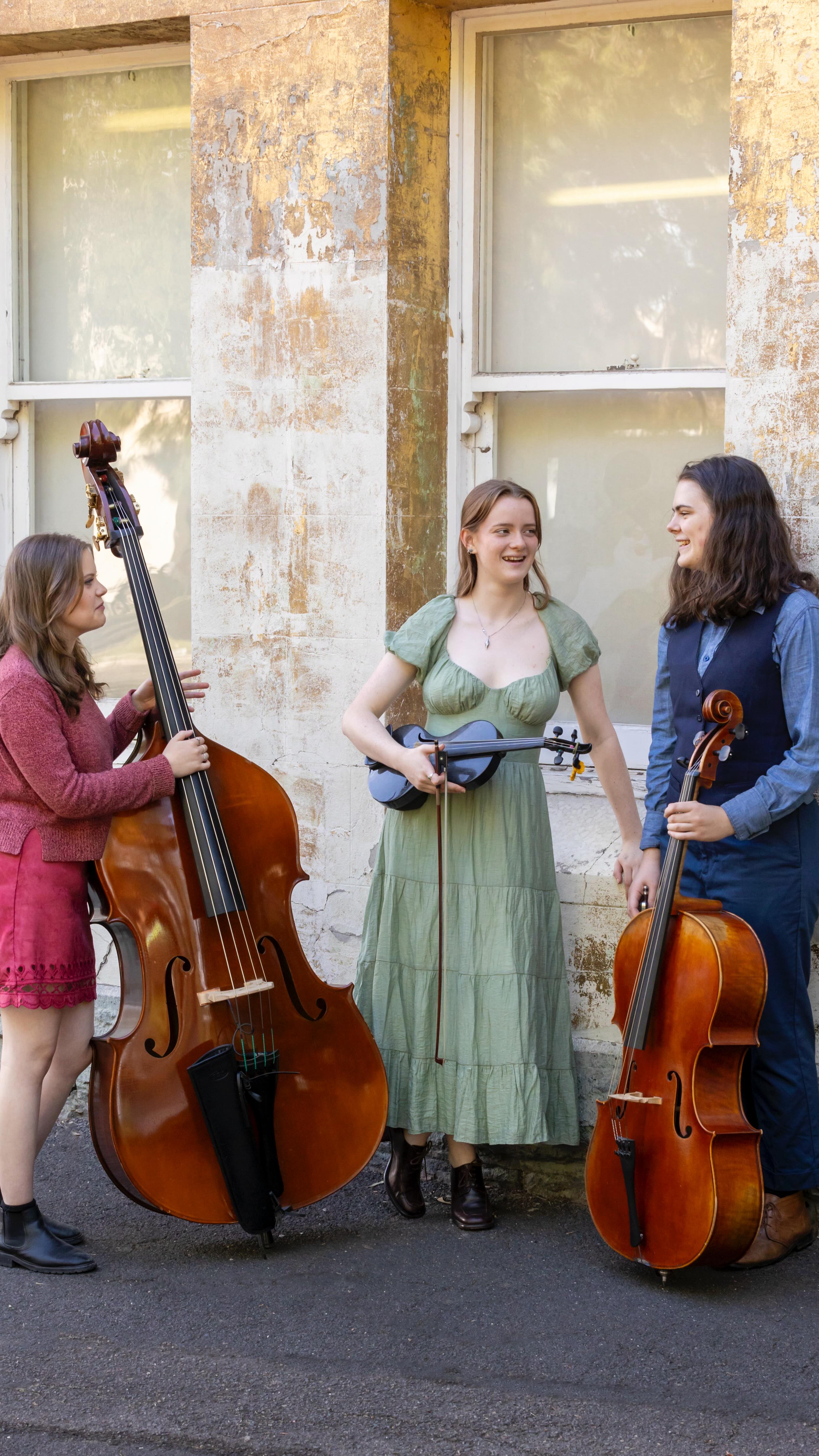 Australian folk trio @apolline.folk combines fiddle, cello and double bass into genre-bending arrangements of traditional Celtic melodies that inspire a new generation of contemporary folk.
@calleditvincent sat down with Lulu today to chat about what drives Apolline to create and how Woodford has treated them so far.