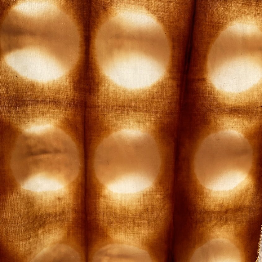 Naturally dyed shibori moons on woven wool. Simplicity in making, creating colour and resistance - would you like to spend an immersive day exploring natural dyes? Join me @artcentrepenryn on 31st January- find out more via my website in my bio.
#naturaldyes #naturaldye #shibori #wildcolour