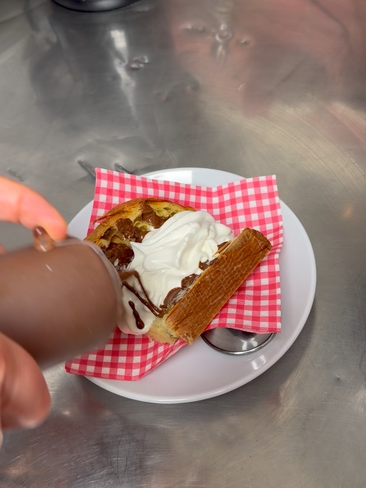 Last chance to try our Panettone sandwich 🏃♂️
🥮 Sourdough panettone from @infermentum in Verona (best panettone we ever tried)
🍦Buffalo soft serve, with buffalo milk from Nordfriesland
🌰 Toasted hazelnut sauce
On until 31 Dec, or as long as supplies last ✨