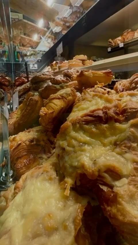 A peek at how the pastry case comes together each morning! It’s one of our favorite parts of the day at Capitol Hill ☀️🥐
#thefrenchguys #seattlebakery #seattleeats #frenchbakery #seattlefoodie