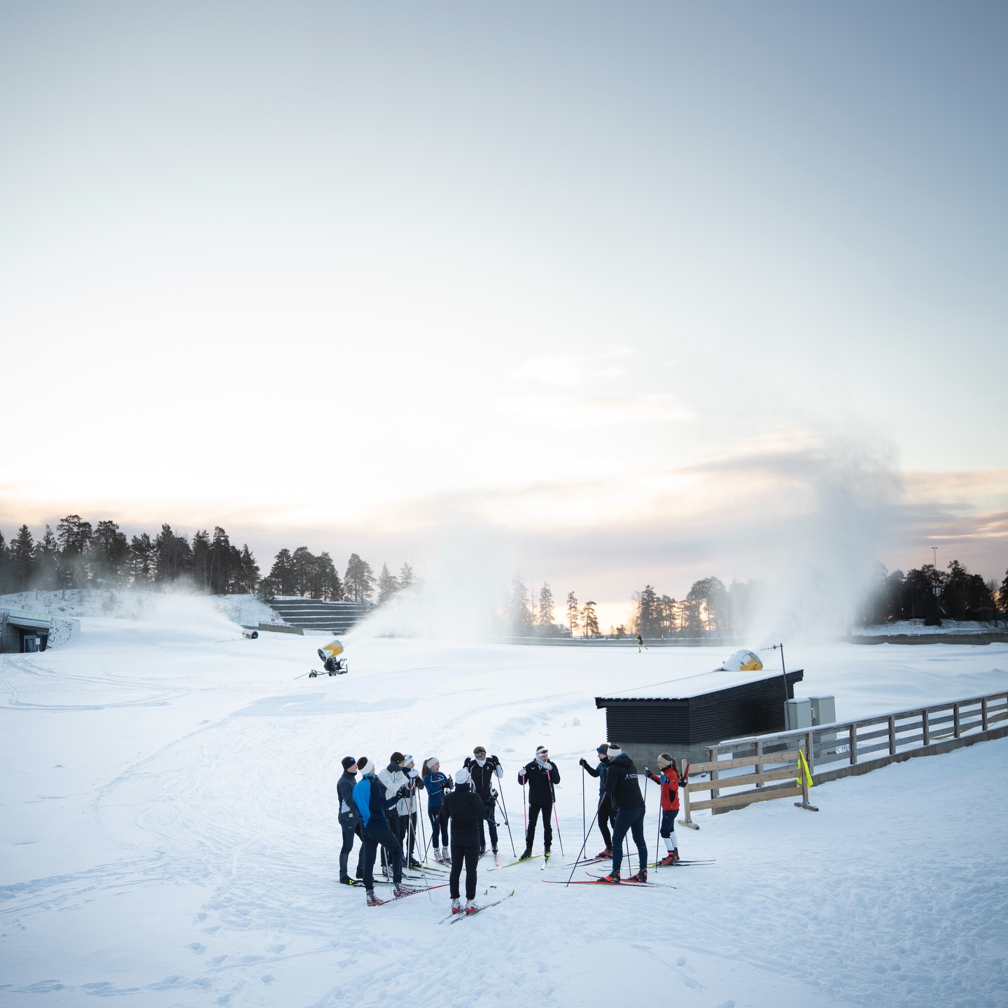 ❄️ Vi venter på snøen – men vi er klare! ⛷️
Snøproduksjonen er i full gang, kuldegradene holder seg stabile, og det er bare et spørsmål om tid før det blir skiføre i anleggene rundt om i Oslo 🙌
I Holmenkollen forbereder vi oss for fullt på en ny sesong med skiglede, mestring og gode opplevelser i løypa.
👉 Tiden for å melde seg på skikurs starter nå!
Sikre deg plass før kursene fylles opp – så er du klar idet snøen legger seg ❄️
Vi sees snart på ski 💙
📸: @leafilms.mov
#Holmenkollen #Skikurs #SnartSkiføre #Skiglede #VinteriOslo