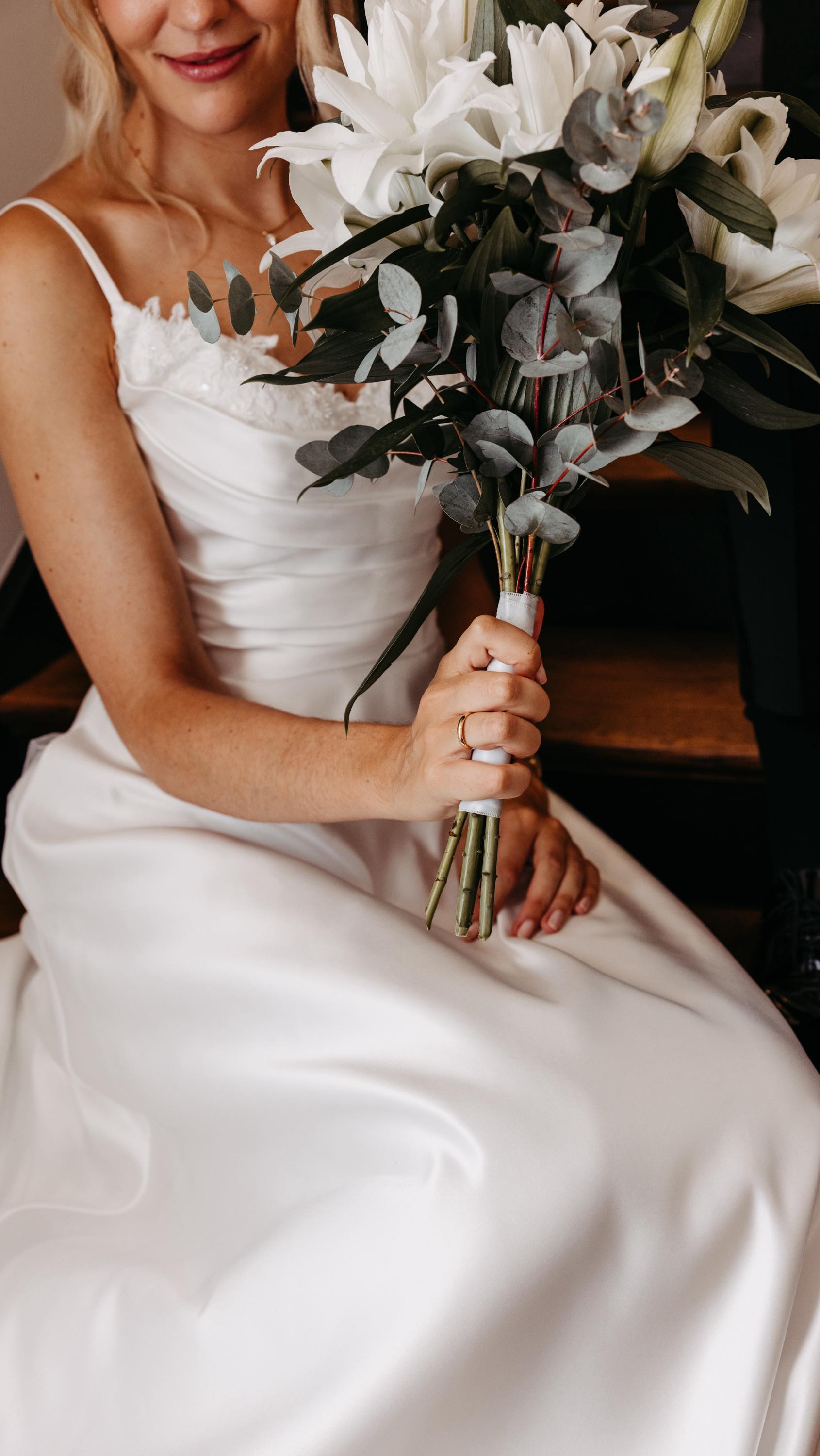 Von Herzen DANKE, an alle wunderbaren Paare, so viele echte Momente und so viel Vertrauen.
Ich bin unendlich dankbar für jede Hochzeit, die ich begleiten durfte, für all die Emotionen, für euer Lachen, eure Tränen und dafür, dass ich an eurem so wichtigen Tag so nah dabei sein durfte. Ganz besonders liebe ich es, dass ich mit einigen in Verbindung bleiben kann. Weil eure Freunde heiraten oder ich ein nächstes großes Kapitel begleite und euren Babybauch fotografieren darf.
DANKE an euch alle. Kommt gut in ein neues wundervolles Jahr. ♥️💫