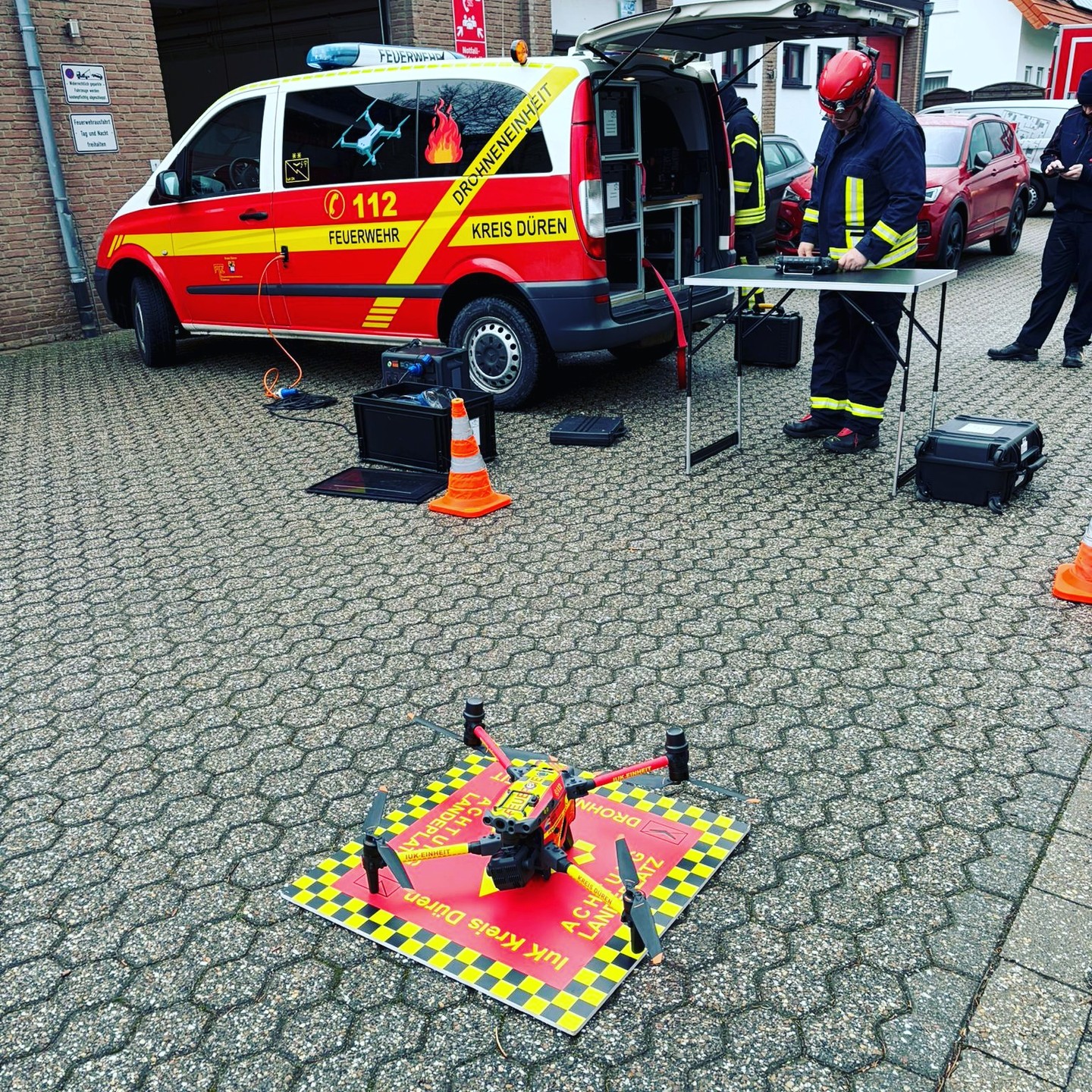 +++EINSATZBERICHT +++
IuK-Drohneneinheit - Erster Einsatz im neuen Jahr – Amtshilfe für die Polizei
Nicht nur viele Feuerwehren im Kreis Düren waren zum Jahreswechsel bereits im Einsatz. Auch die IuK-Drohneneinheit wurde am ersten Tag des neuen Jahres bereits alarmiert.
Im Rahmen einer Amtshilfe für die Polizei unterstützte die Einheit eine Personensuche in Nideggen, gemeinsam mit der Feuerwehr Nideggen - in Folge eines Verkehrsunfalls.
📸 Anbei ein paar Eindrücke vom Einsatz.
Danke an alle eingesetzten Kräfte für die gute Zusammenarbeit. 🚒👮♂️🚁 (pb)