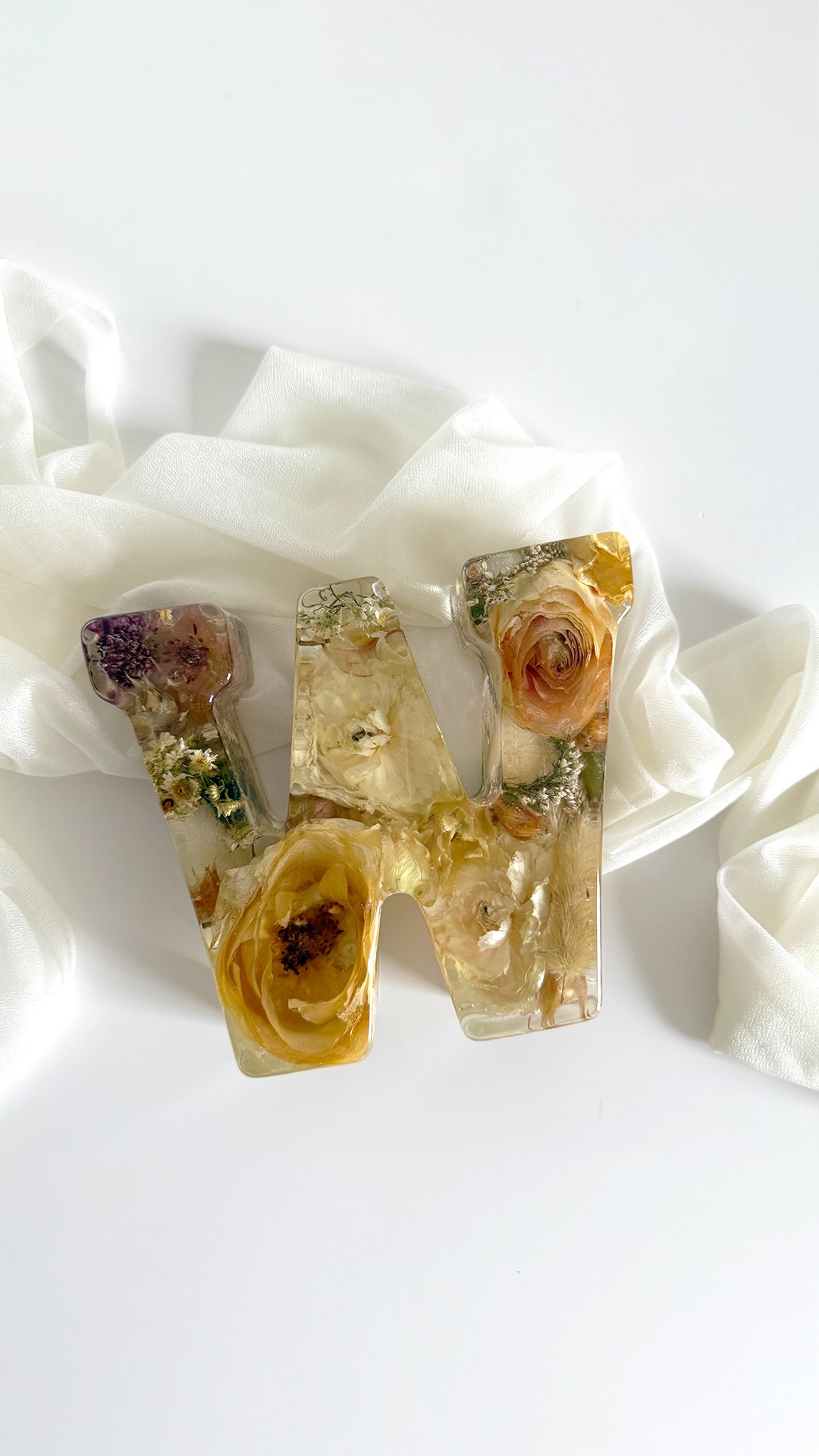 Your wedding flowers don’t have to fade with time ✨
This custom resin monogram was made using real blooms from their wedding day, preserved so the memories stay just as vivid 🌸
If you’re a 2026 bride and want more than photos to remember your day, this is your sign 🤍
Your bouquet can become a forever keepsake you’ll see every day, not something tucked away in a box.
I take on a limited number of flower preservation orders each season ✨
If you’re getting married in 2026, now is the time to plan ahead.
Tap the link in my bio or send a DM to reserve your date before spots fill up 💌
#BCWeddings #VancouverBrides #SurreyWedding #WeddingKeepsake #ResinArt BridesOf2026