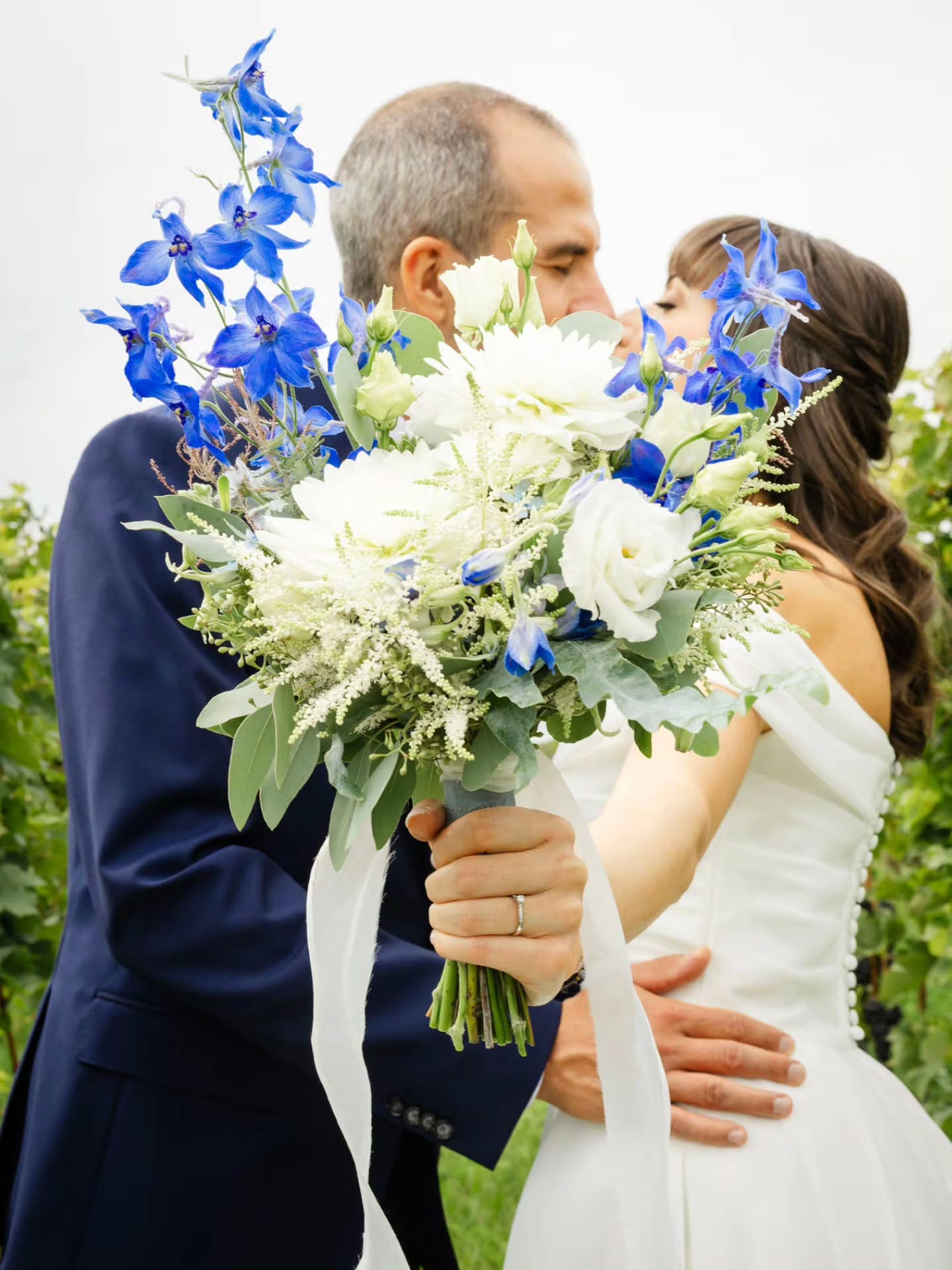 | M A R I A G E • E & J |
Bouquet de la mariée toute en légèreté avec une touche de bleue. 🌿🪻
#weddingflower #weddingcouple #mariagesuisse #weddingplanner #weddingdesigner
📸 @suny_pictures_photography
⚘️ @fleursatmosphere