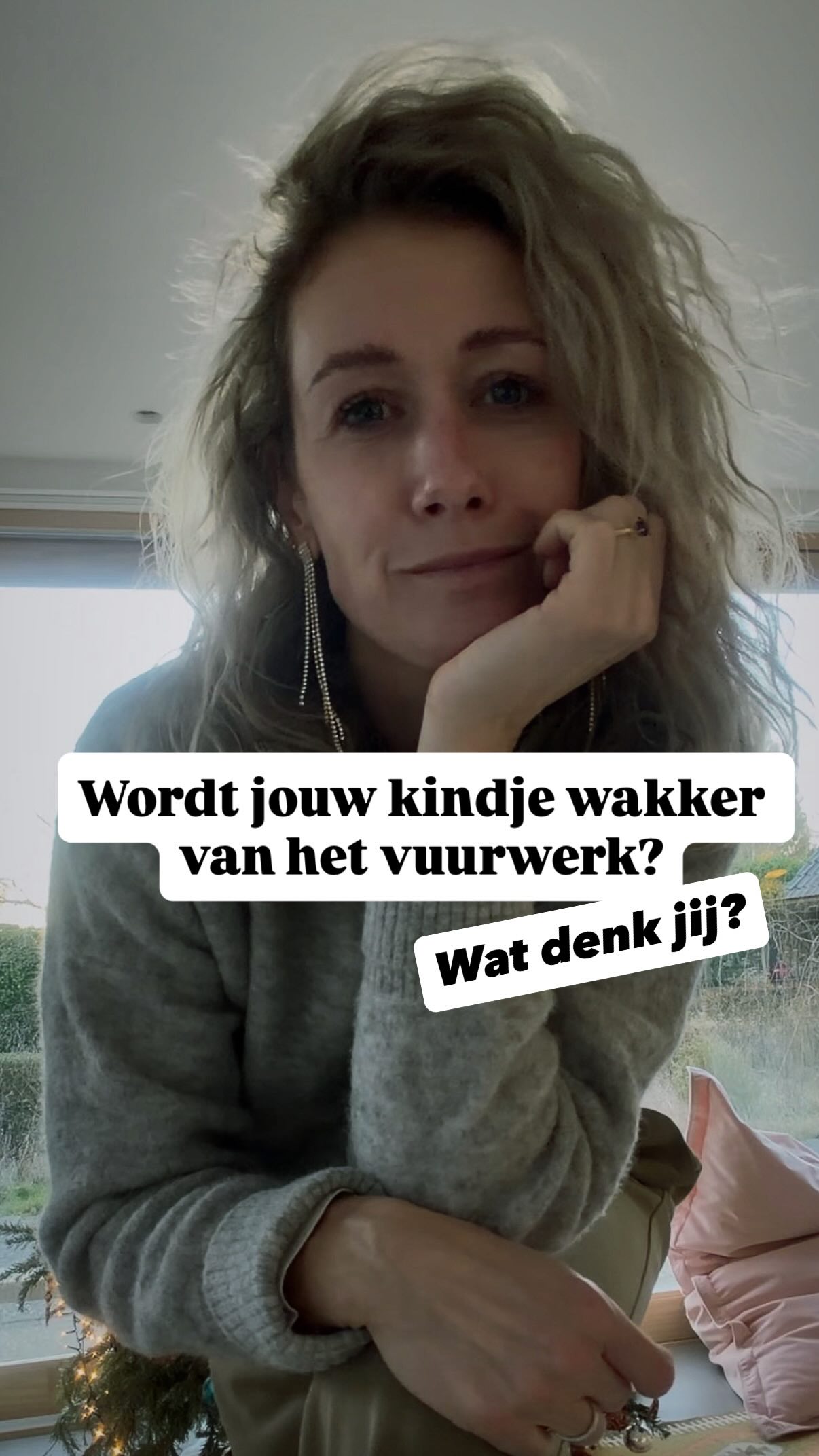 ✨Misschien is dit de eerste keer oud en nieuw met jouw baby. Maar ook al is het de 2e of derde keer oud en nieuw, ook jij vraagt je dan vast af; ‘ Wordt mijn kindje wakker van het vuurwerk?’
En hoe reageert jouw kindje als het wel wakker wordt? Of kan je je baby beter uit voorzorg al wakker maken? Allemaal vragen die we veel krijgen.
Maar wist je dat de meeste kindjes gewoon doorslapen tijdens het vuurwerk?
Wij zijn niet van het wakker maken, als je het ons vraagt: maar lekker laten slapen.
Een onderbreking in de nacht kan zorgen voor vermoeidheid. En een onderbreking in de nacht zorgt misschien voor wat langer ‘uitslapen’, maar veelal ook weer uit het ritme raken.
Ons advies?
🎆Doe vooral wat goed voelt voor jezelf. Wil jij je kindje liever dicht bij je? Doe gerust. En houd de babyfoon dicht bij je.
🎆Wordt je kindje wel wakker? Lekker troosten uiteraard. En is je kindje echt even een tijdje wakker? Start dan weer even je vaste bed ritueeltje
🎆Wordt je kindje echt overstuur, stap dan even uit de drukte en neem je kindje lekker bij je.
🎆Is je kindje lang wakker in de nacht, dan is je kindje misschien ook wat meer vermoeid de volgende dag. Kort de wakkertijden dan een beetje in indien nodig. Of voeg een extra slaapje toe.
🎆Wees verstandig met alcohol.
Een hele fijne jaarwisseling namens ons hele team.
Liefs 🪩💃🎆Marijke