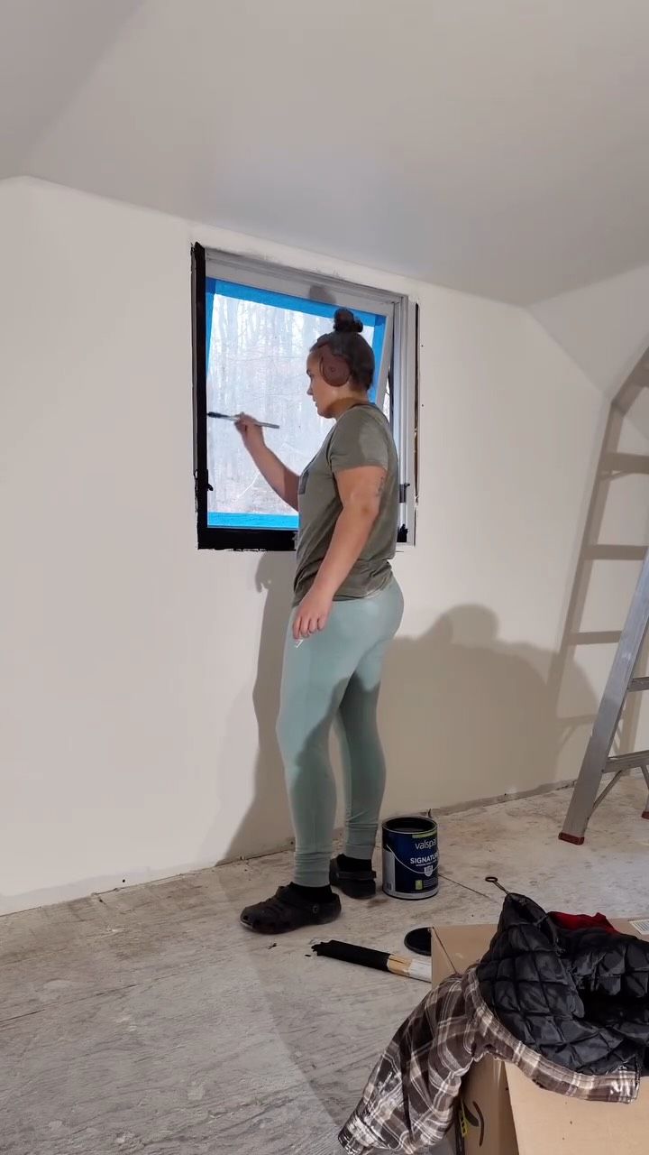 Happy holidays 🎄 and welcome back to The Studio Build Diaries.
Part 5 includes paint day, black knee walls (elite choice), lights that fully changed the vibe, and a reminder that I did NOT spackle and will not pretend otherwise. Carpet next.
#TheStudioBuildDiaries #StudioBuild #OfficeRenovation #GarageRenovation #podcaststudio