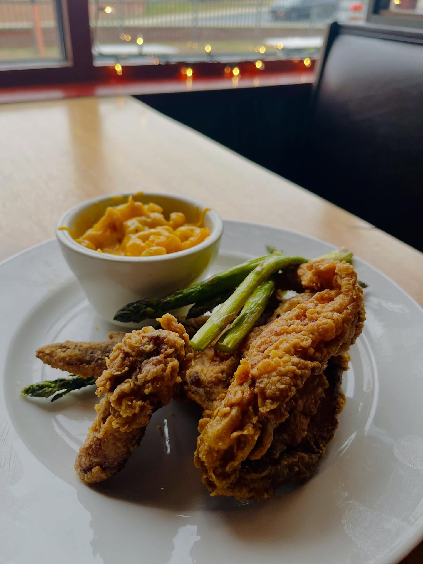 💥Friday Specials💥
🥄 New England Clam Chowder
🍗 Down South Platter
🍝 Eggplant Parmesan
🦀 Crab Pasta
🍋 Lemon Crunch Cheesecake
☕️ Espresso Creme Brulee
#fridaydinner #dellaroses #friedchicken #eggplantparm #crabsaucepasta