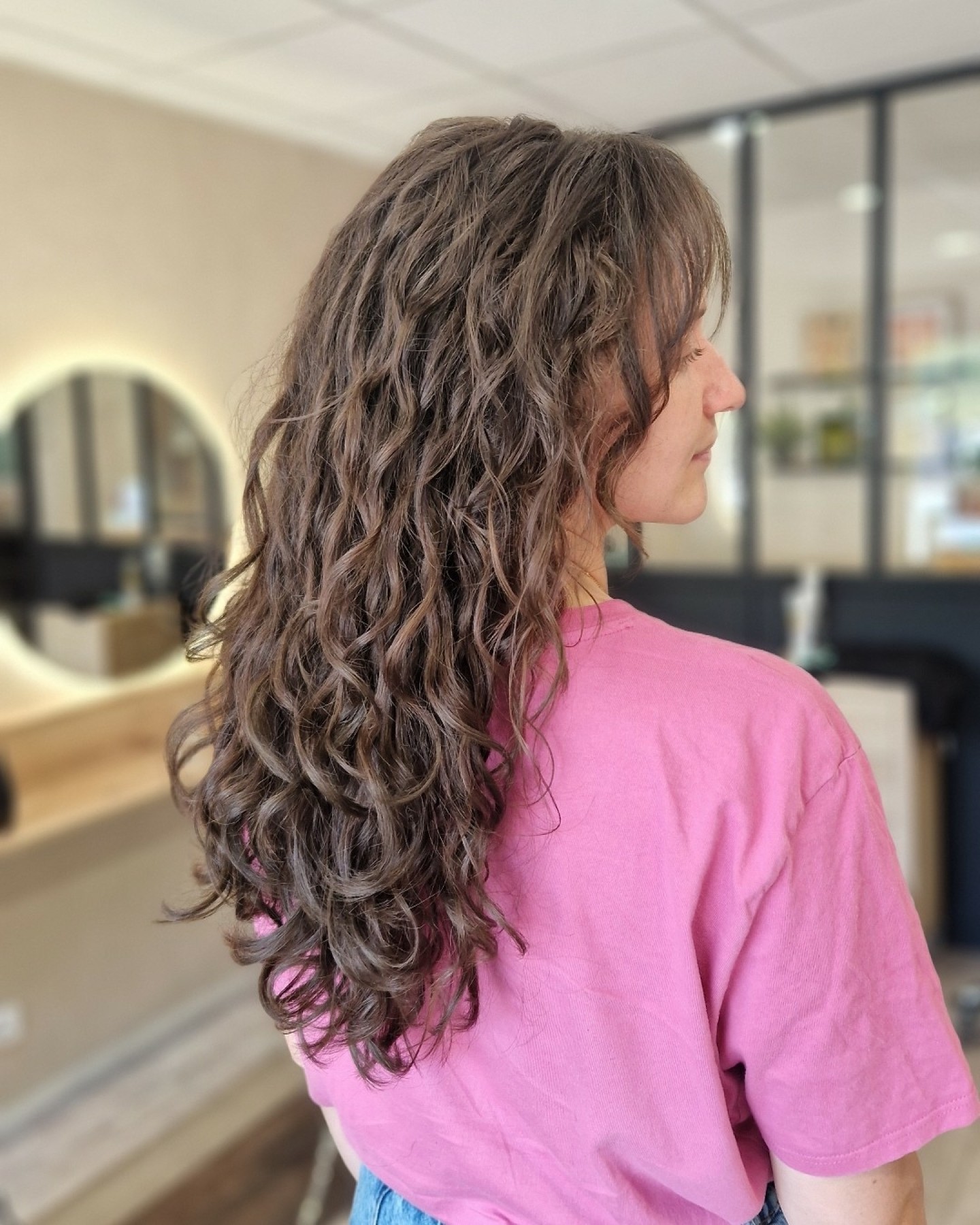 Une transformation qui respecte la longueur tout en ravivant la matière 🌿
Les ondulations se dessinent mieux, la coupe respire, le résultat est ultra fluide et naturel !