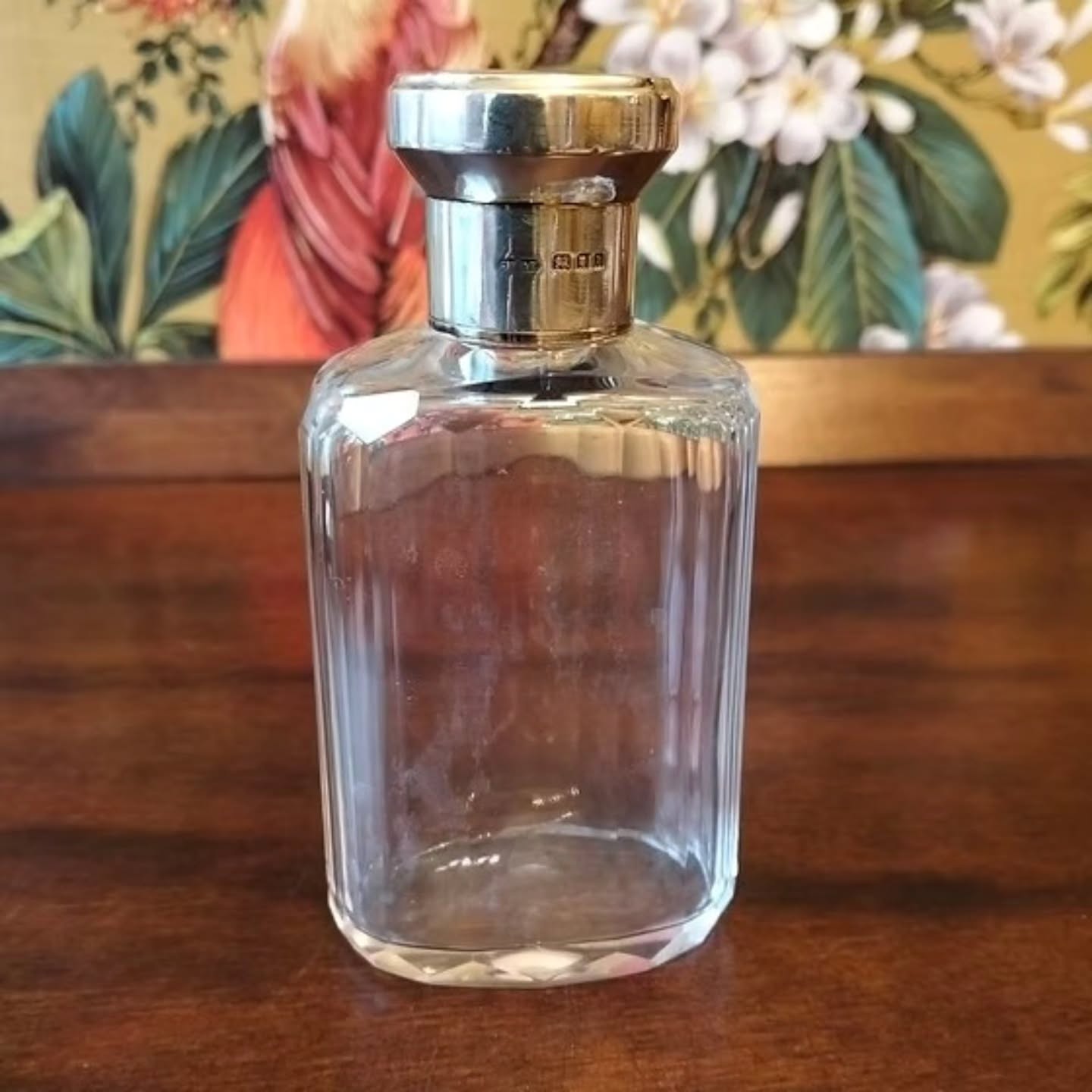 https://www.objetdart-stuff.co.uk/product-page/antique-1907-edwardian-silver-top-birmingham-hallmark-perfume-or-cologne-bottle
