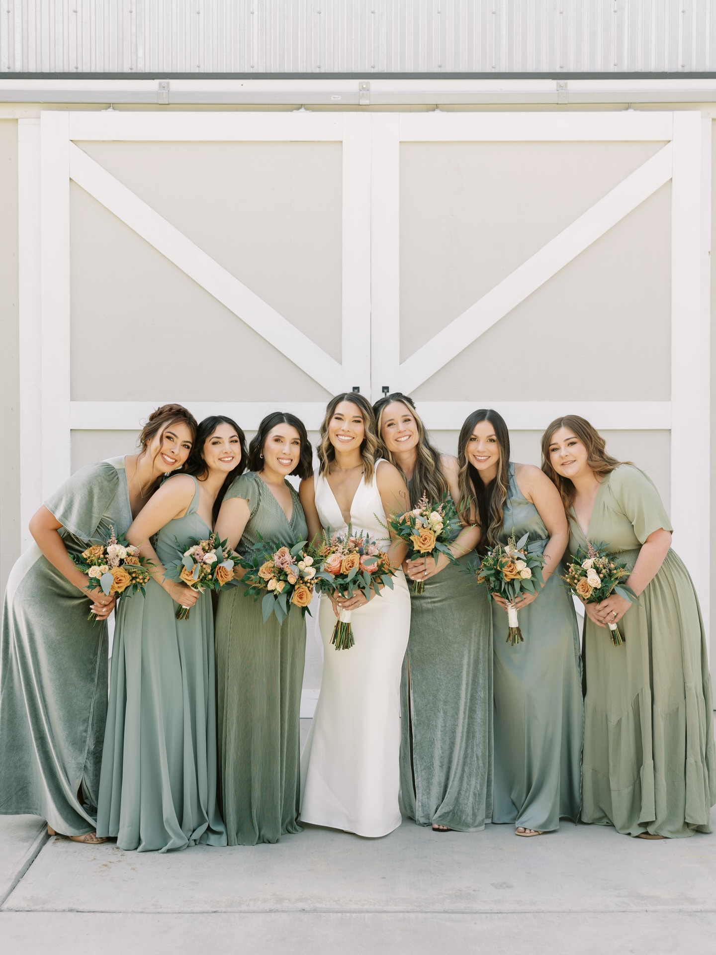 Merry Christmas from the KSD team. ❤️ Whether or not you celebrate the holiday, may your day be filled with love and many blessings! 🎄
Photos 1 & 3: @alliecasephotography
Photos 2 & 4: LISU Media
#KristineSmithDesigns