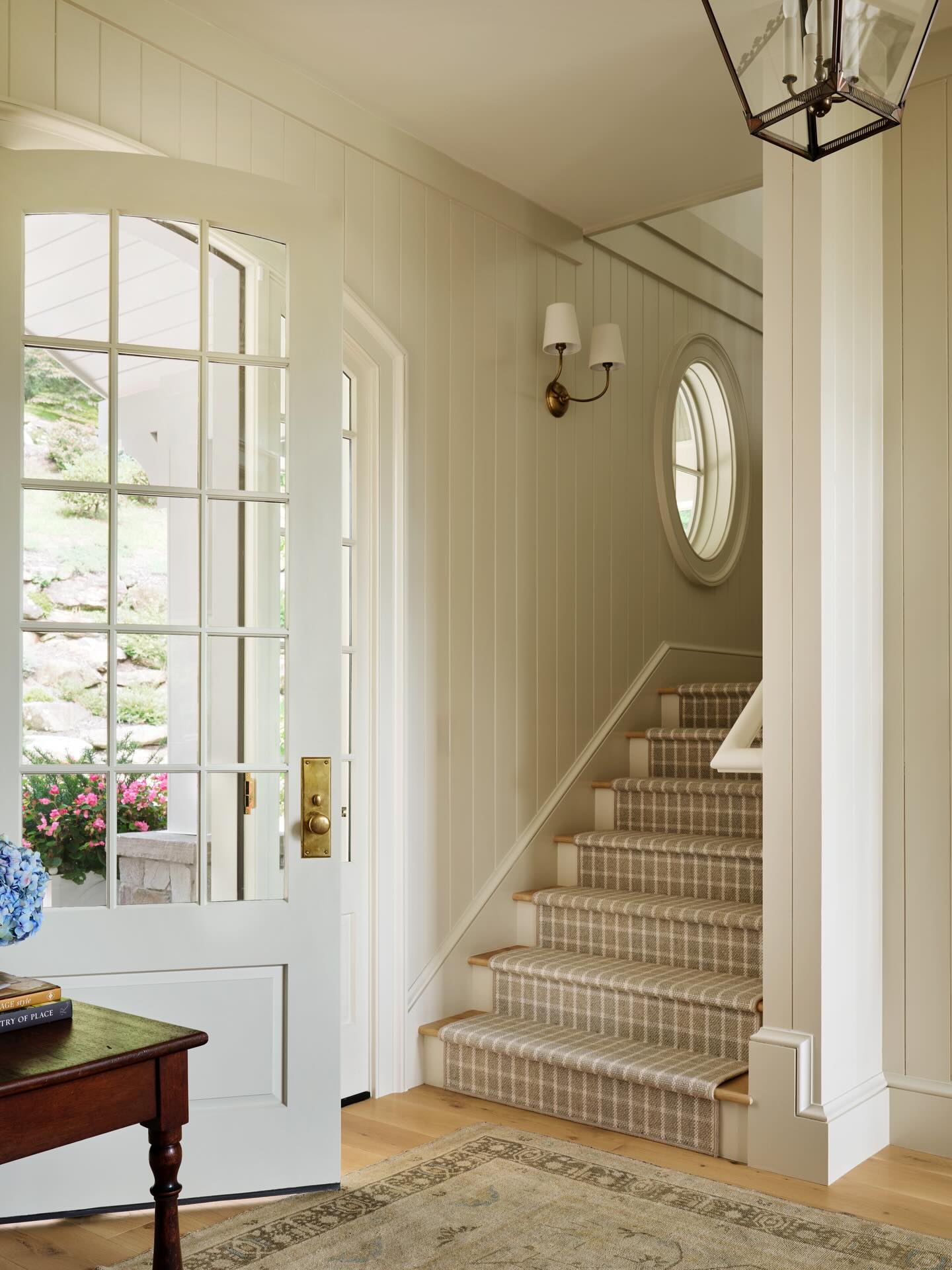 Top 5 impactful entries as we step into the new year✨ #happynewyearseve
Photos 1 + 2:
Photography: @dhcphoto
Builder: @the_berry_group
Architect: @mhk.architecture
Photos 3 + 6:
Photography: @ariellesimmons
Photos 4 + 5:
Photography: @kcharlottephoto
Builder: Kevin C. Reed Construction
Photo 7:
Photography: @arielle.simmons
Builder: Richard White, Inc.
Architect: John Rentz
#entryinspo #charlestonsc #charelstondesign #downtowncharleston #cahsiersnc #charlestonharbor #interiordesign #luxuryrealestate #architraveid #entryways #foyer