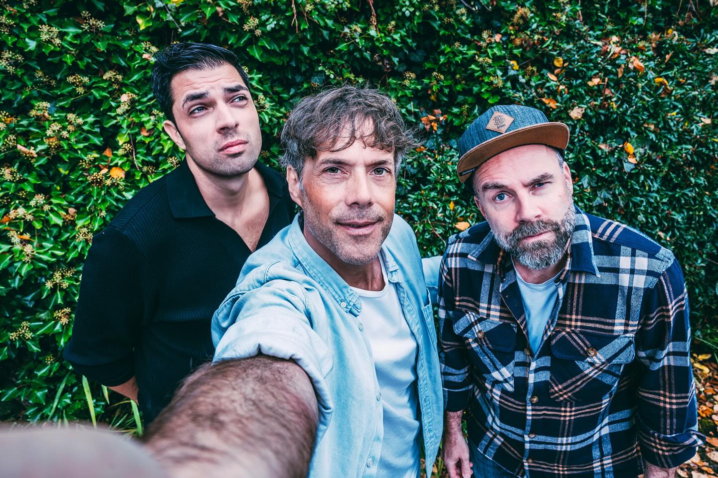 Darf ich vorstellen: Massimo Buonanno am Schlagzeug 🥁, Marco Blöchlinger am Bass 🎸!
Zusammen holen wir mit dem ADRIAN STERN TRIO das Trio aus der mentalen Vitrine – dort, wo es seit meinen frühen Jahren wie ein gut behüteter Schatz geschlummert hat – und schenken ihm neues Leben. Schon damals ging es um Mundart, Melodie und einen Hauch Rock’n’Roll. Genau dorthin kehren wir jetzt zurück.
Mit zwei Menschen, mit denen ich musikalisch sowas von das Heu auf derselben Bühne habe. Wir lieben handgemachte, ehrliche Musik genauso wie Popsongs, treibende Grooves und Jamsessions voller Energie ⚡️.
Es gibt neue Songs, erste Aufnahmen – und ein paar sommerliche Konzerte sind bereits im Vorverkauf 🎶.
Jetzt machen wir es offiziell:
Wir sind das ADRIAN STERN TRIO.
Stay tuned – Vorverkaufslinks, Musik & alle Infos folgen in Kürze.
#AdrianSternTrio #AdrianStern
#SchweizerMusik #Mundart
#LiveMusikGroove
@massivbeat @marcoblochlinger
@starfishgmbh @ottfrizz