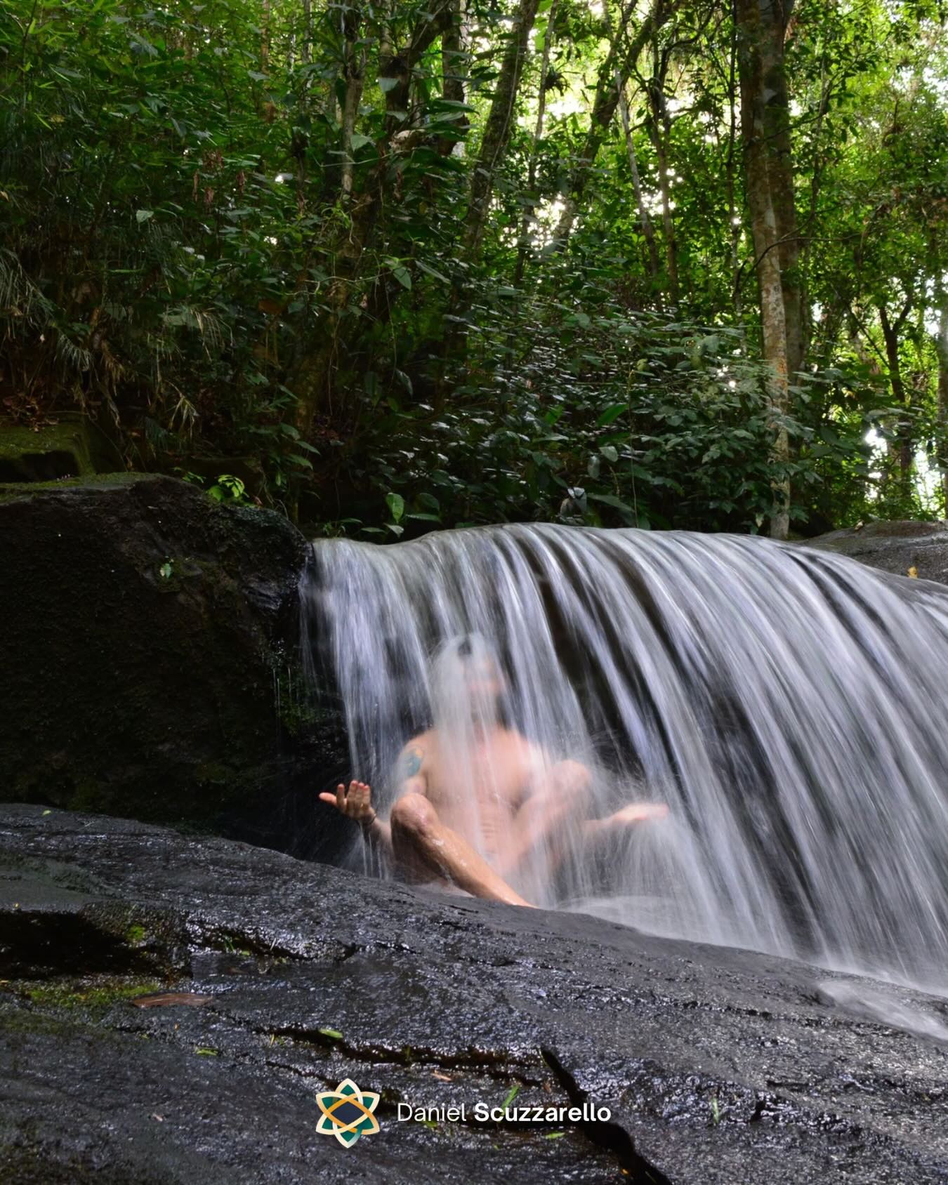 Muitas vezes, fechar um ano é sobre soltar o que já não faz sentido sustentar. A gente aprende cedo a seguir caminhos que não escolheu completamente e nessa época do ano, esse desconforto costuma aparecer com mais clareza. Talvez você tenha se afastado um pouco de quem é.
Virar o calendário pode ser um convite simples para respirar e reconhecer o que não precisa mais ser carregado. E permitir que o próximo ciclo comece com mais alinhamento interno, menos esforço para caber e mais coragem para sustentar escolhas conscientes.
Feliz 2026!
#mindset #lider #lideranca #mentoria #breathwork