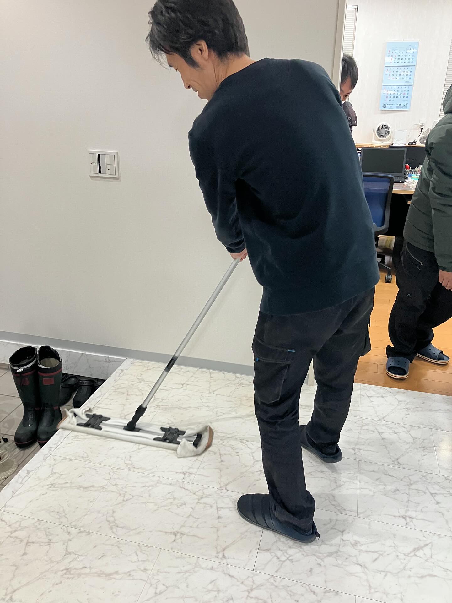 2025.12.27
本日、仕事納め。
事務所、倉庫、社用車の大掃除🧹
とってもキレイになり、気持ちよく新年を迎えられます😸
みなさま、本年も大変お世話になりました。
来年もどうぞ宜しくお願い申し上げます🙇🏻♀️
良いお年をお迎え下さい。
あいたて一同
#会津建物管理
#あいたて
#仕事納め
#大掃除
#今年も大変お世話になりました
#来年もよろしくお願いします
#良いお年をお迎え下さい