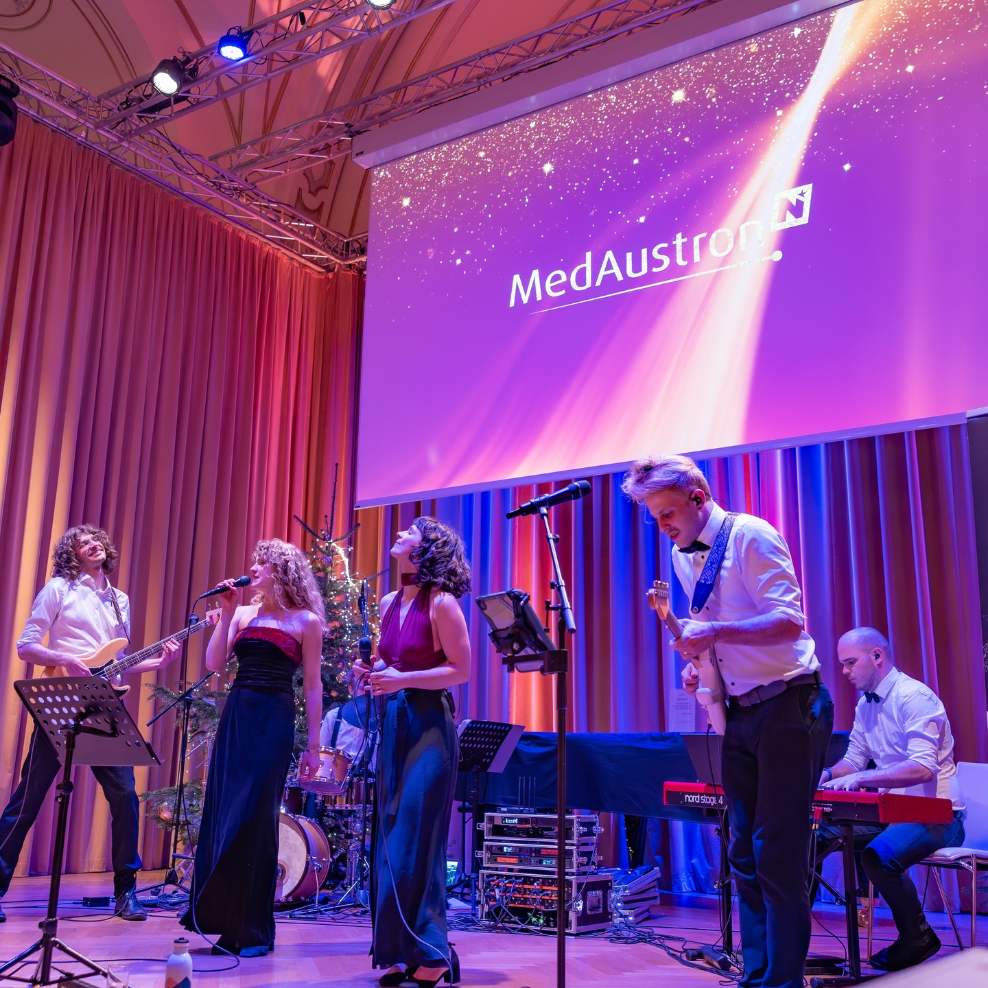 And with that the Puffins season 2025 comes to an end 💫
Eindrücke von unserem letzten Auftritt diesen Jahres bei der @medaustronat Weihnachtsfeier, hat richtig viel Spaß gemacht mit euch zu feiern 🕺🪩🐧
#coverband #eventband #coverbandaustria #livemusic