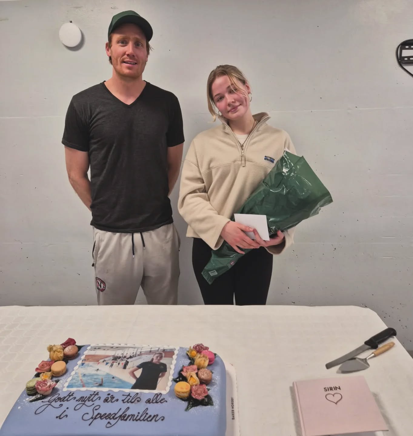 Dette var Sirin sin siste dag som trener for SK Speed. Vi ønsker å takke Sirin for den fantastiske innsatsen hun har lagt ned for klubben som trener!
Med et utrolig godt humør har hun preget hverdagen til veldig mange av våre unge svømmere 🙂
Vi ønsker Sirin masse lykke til på veien videre 😊
